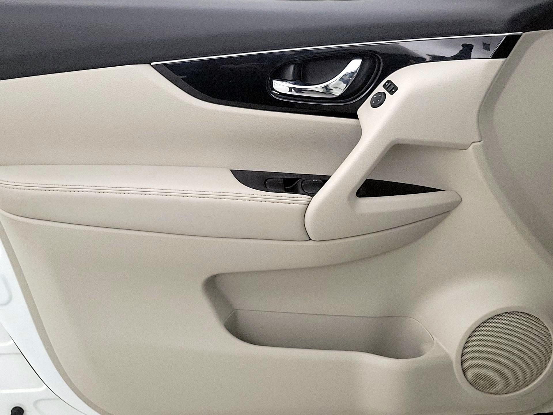 Thumbnail: 2019 Nissan Rogue Sport - 10