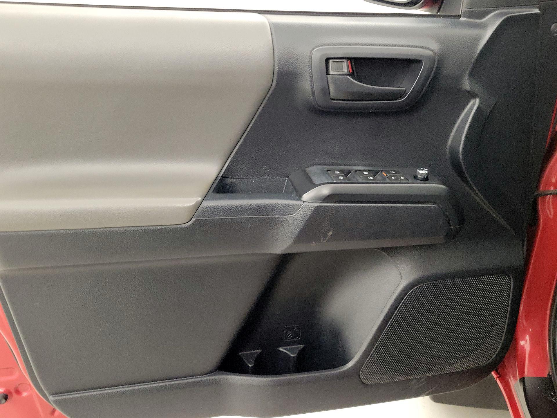 Thumbnail: 2018 Toyota Tacoma - 12