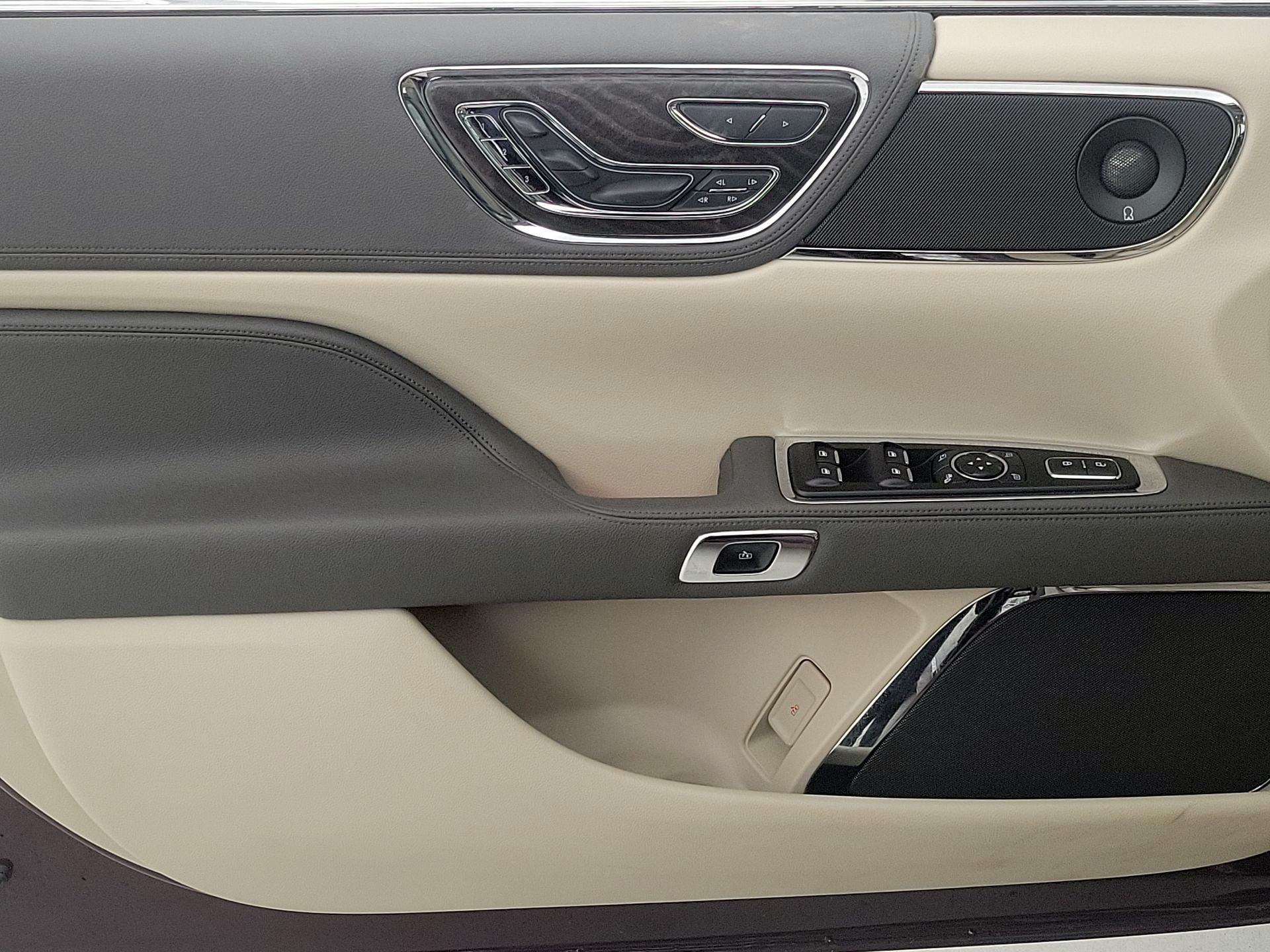 Thumbnail: 2017 Lincoln Continental - 10