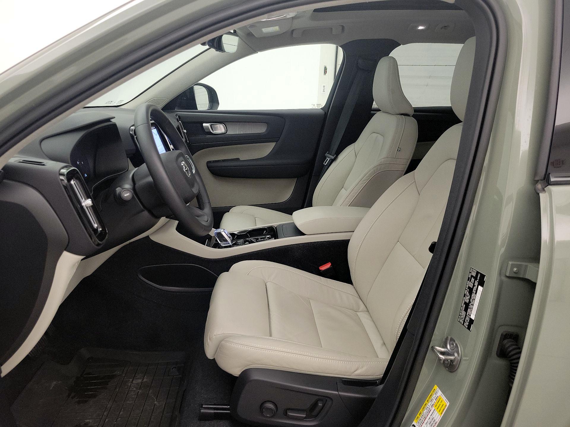 Thumbnail: 2023 Volvo XC40 - 11