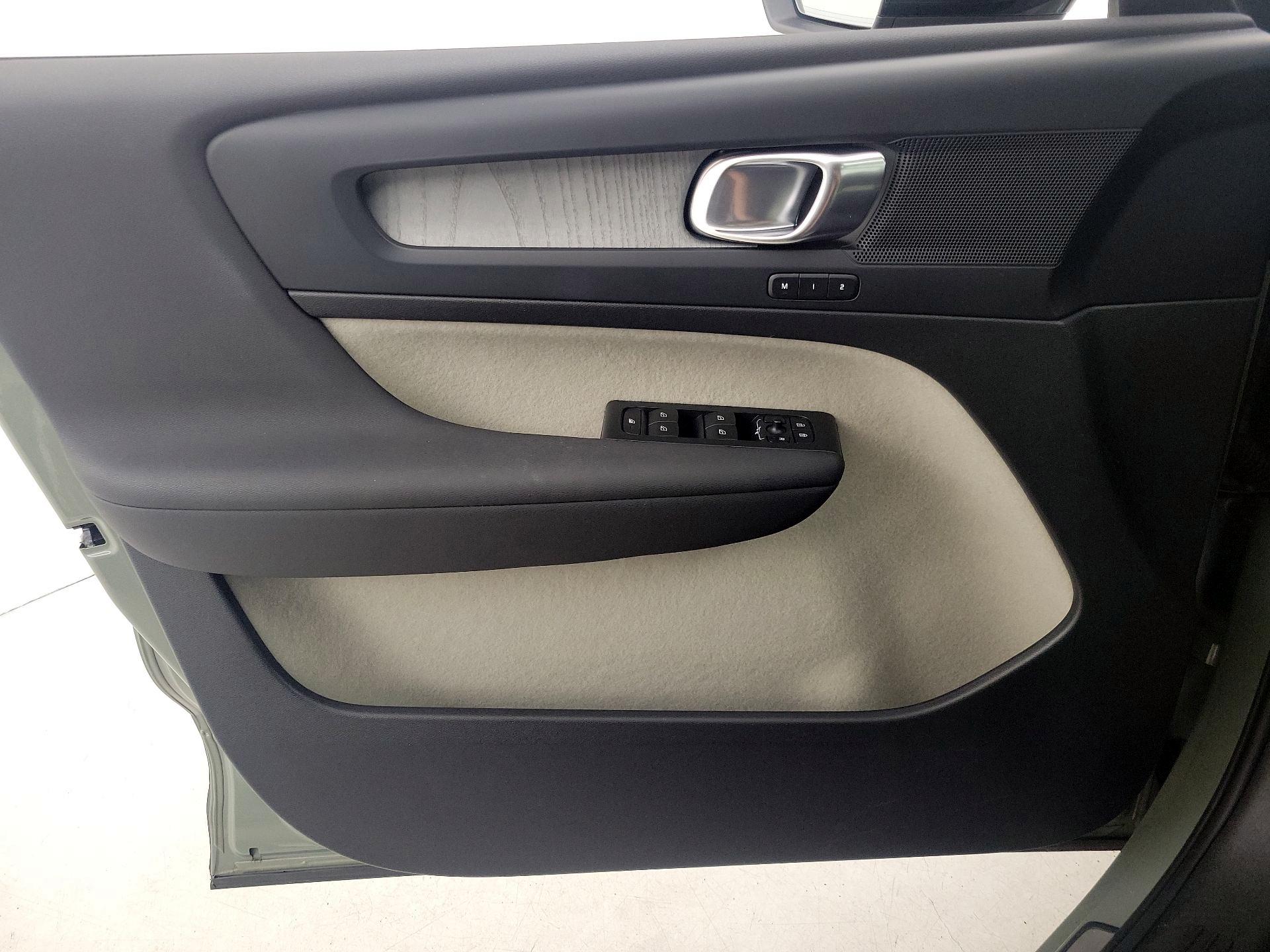 Thumbnail: 2023 Volvo XC40 - 12