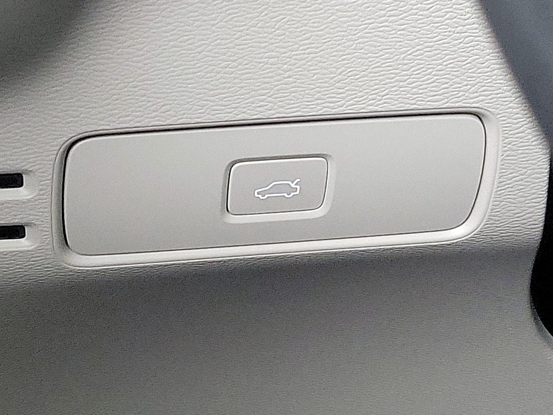 Thumbnail: 2023 Volvo XC40 - 13