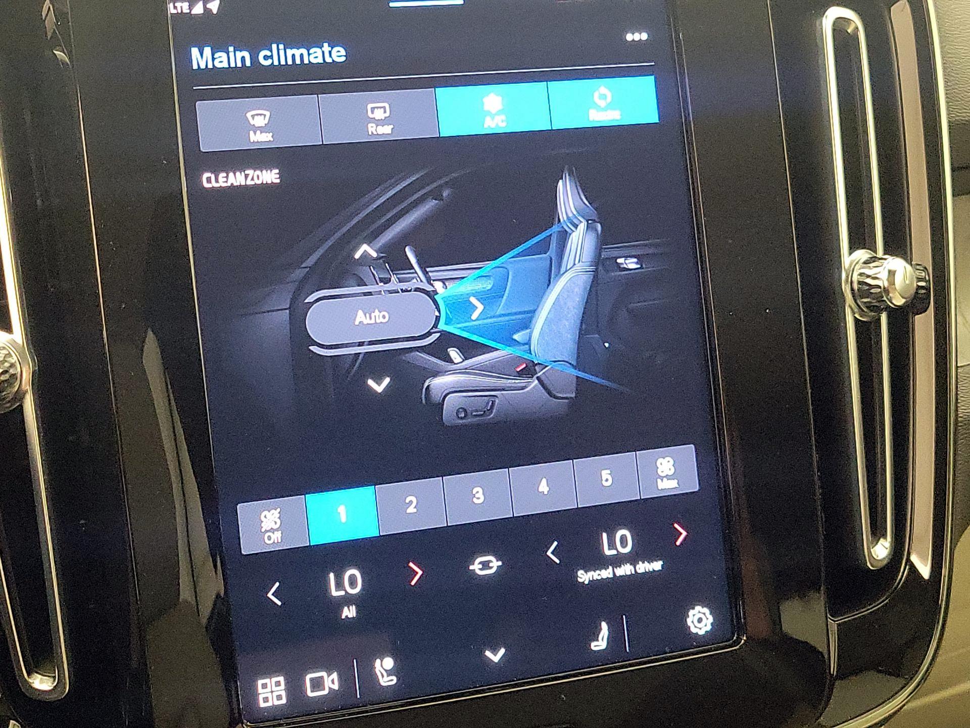 Thumbnail: 2023 Volvo XC40 - 17