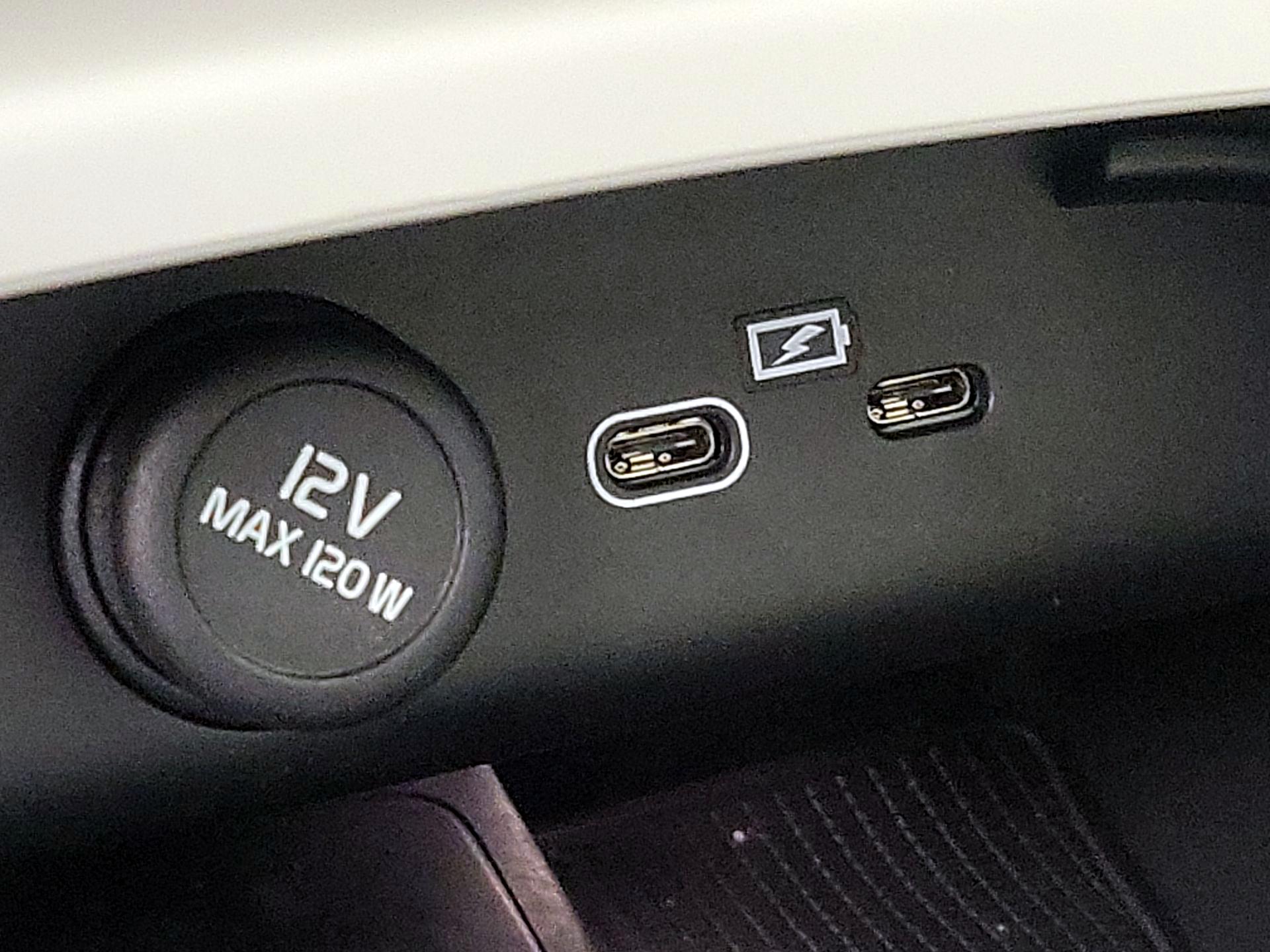 Thumbnail: 2023 Volvo XC40 - 19