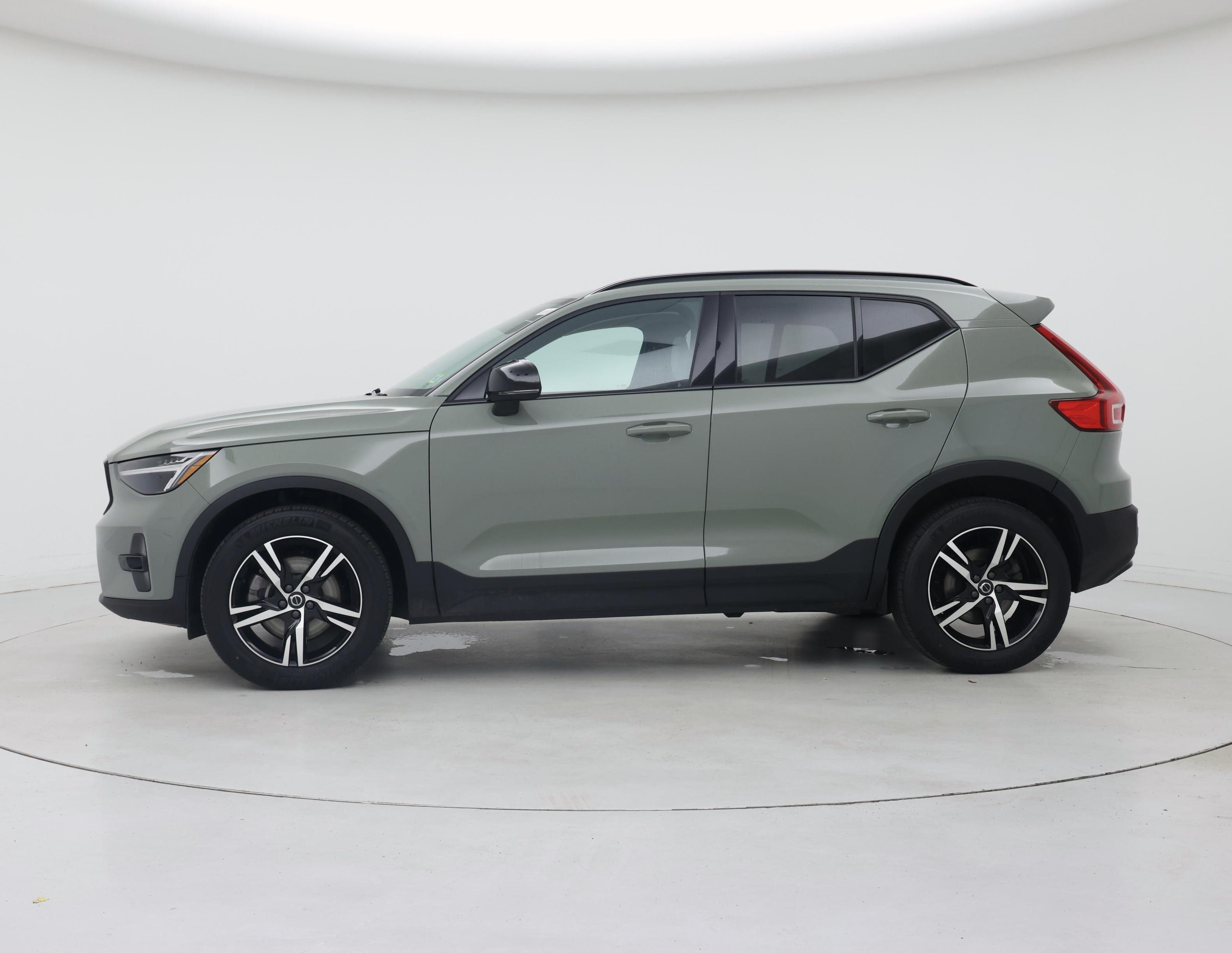 Thumbnail: 2023 Volvo XC40 - 3