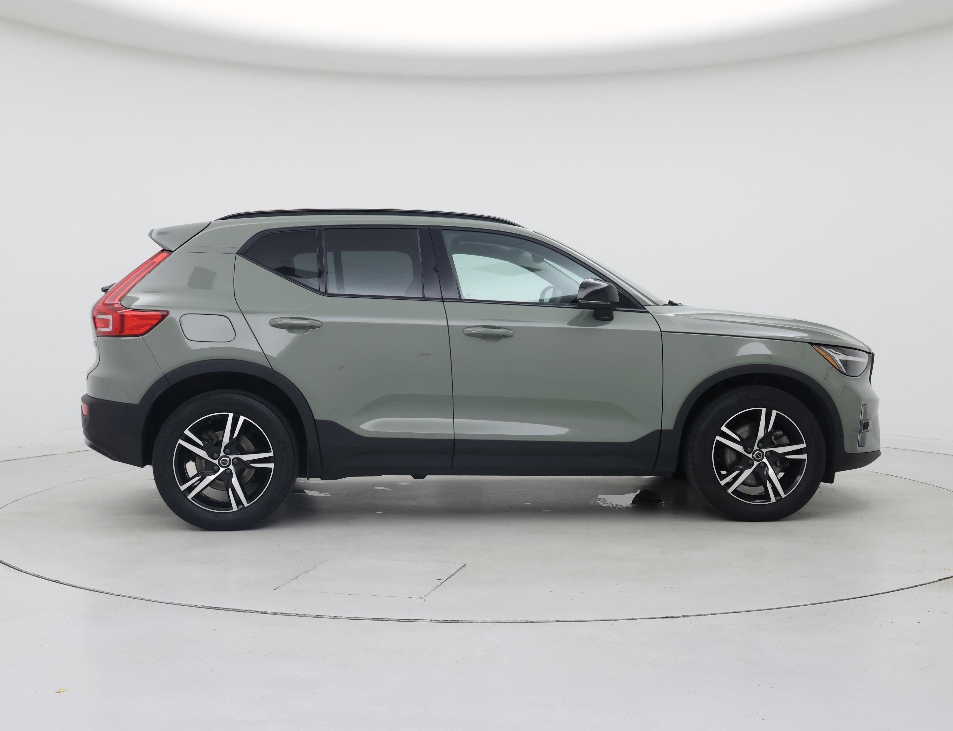Thumbnail: 2023 Volvo XC40 - 7