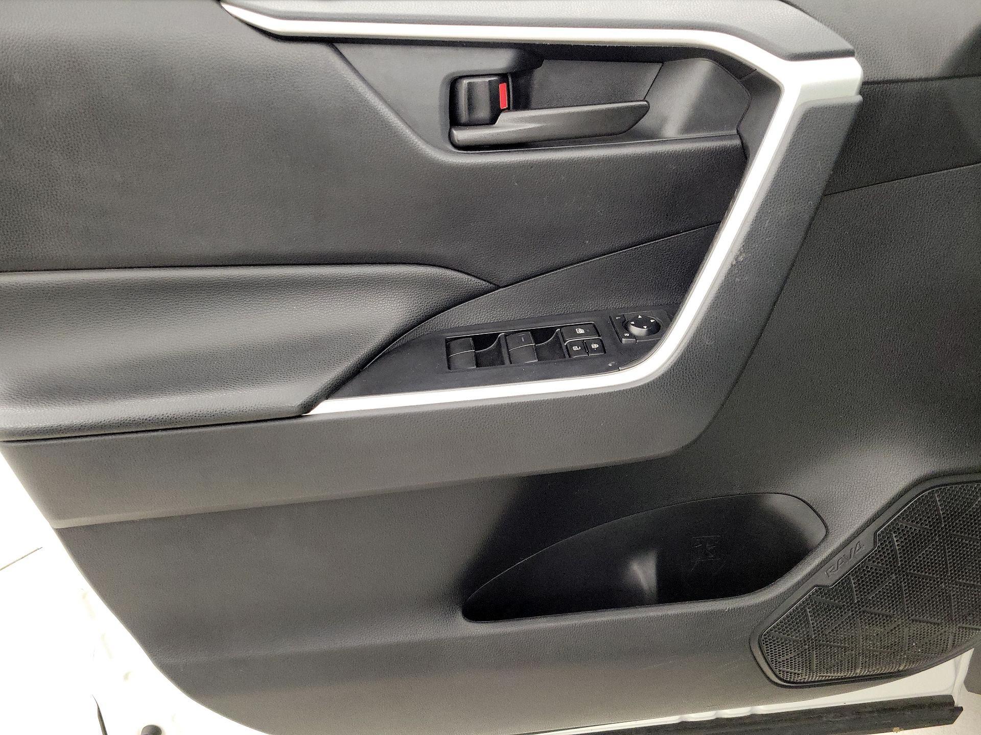 Thumbnail: 2019 Toyota RAV4 - 12