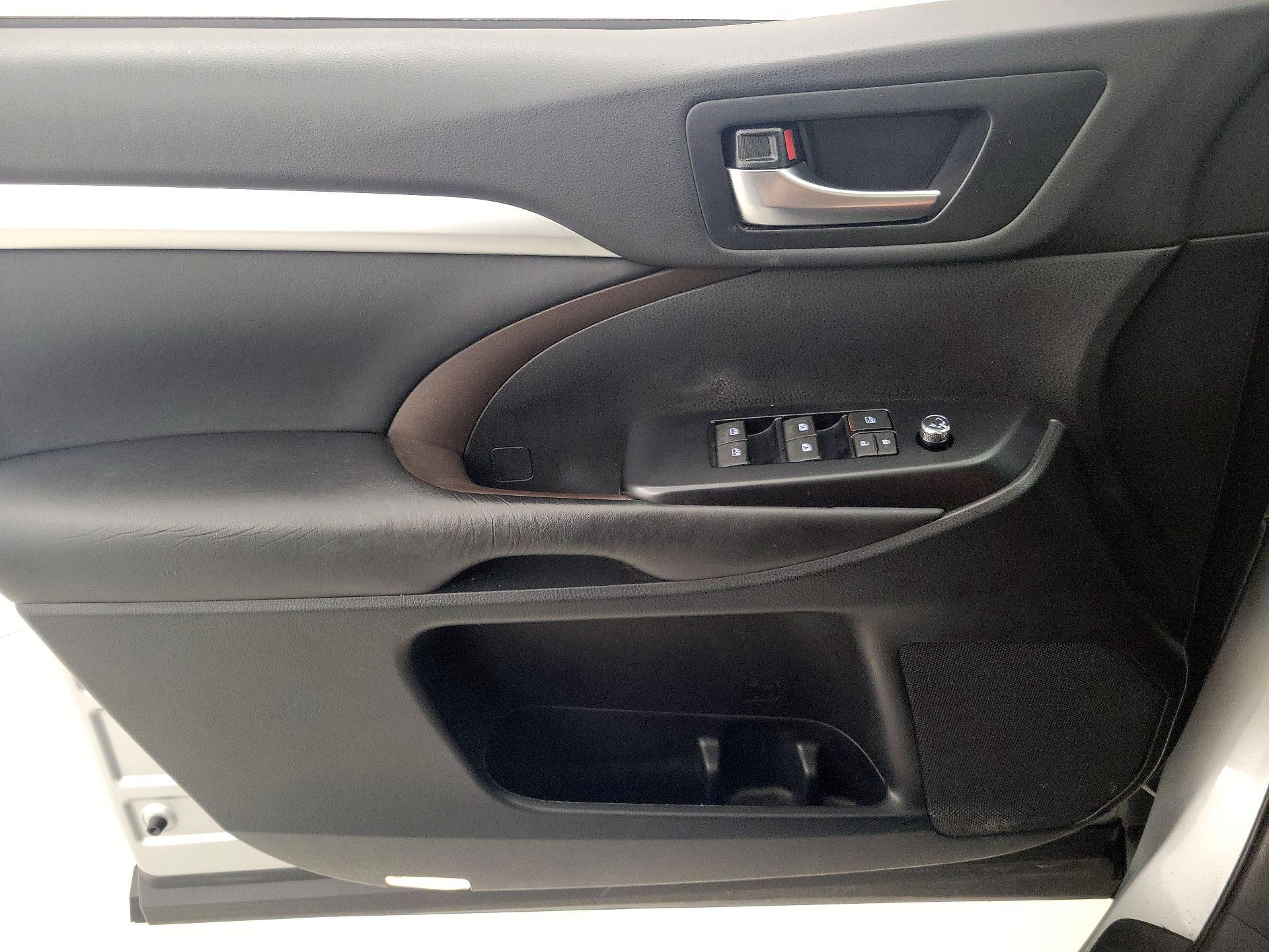 Thumbnail: 2019 Toyota Highlander - 12