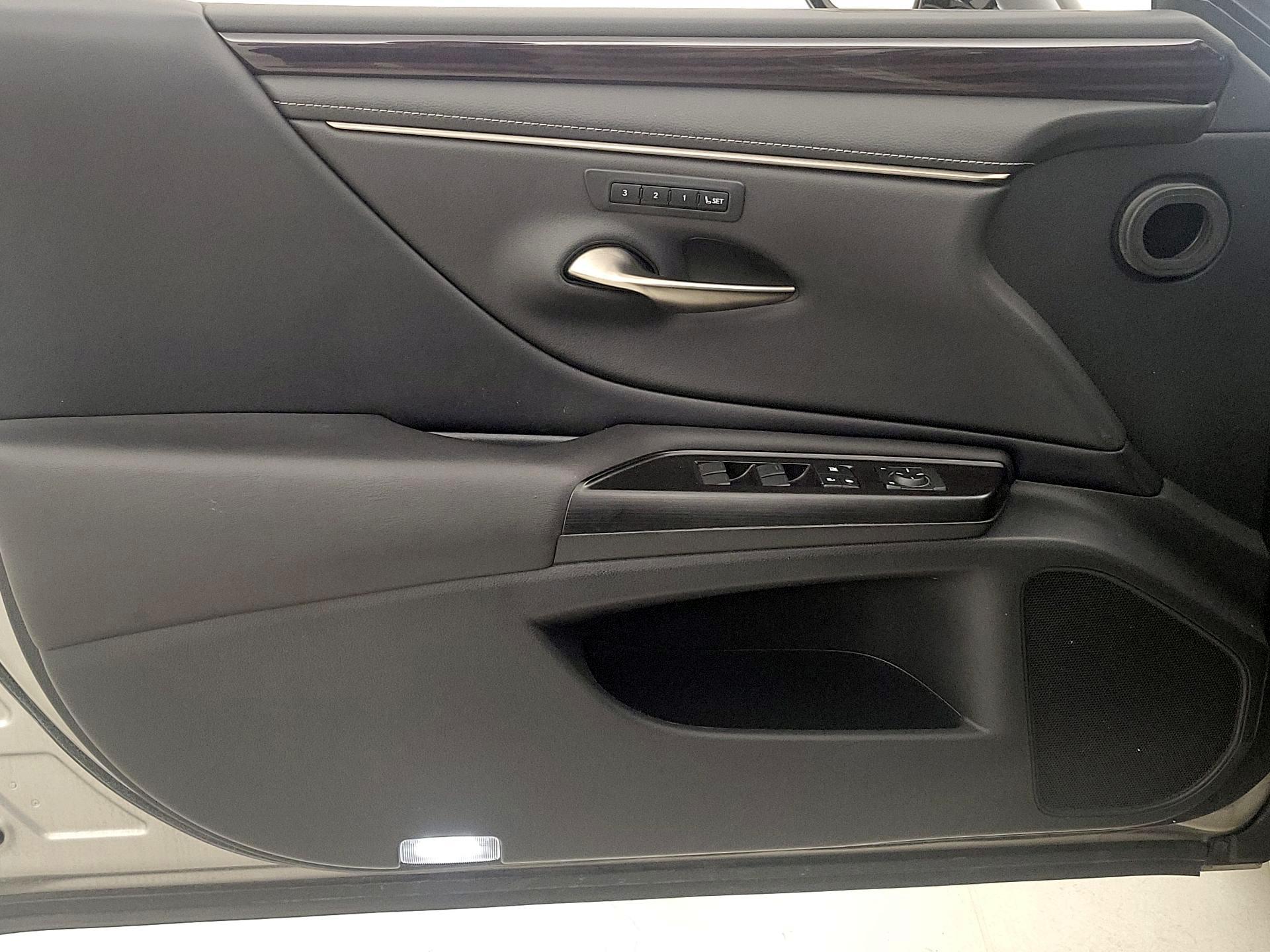 Thumbnail: 2019 Lexus ES - 12