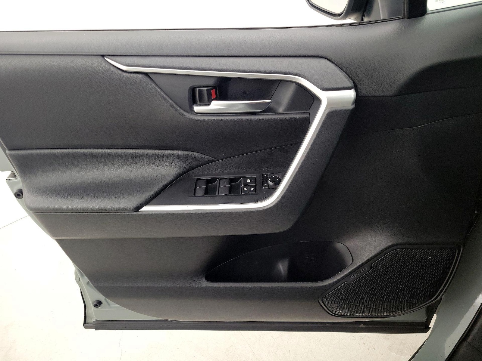2020 Toyota RAV4 XLE - Photo 13