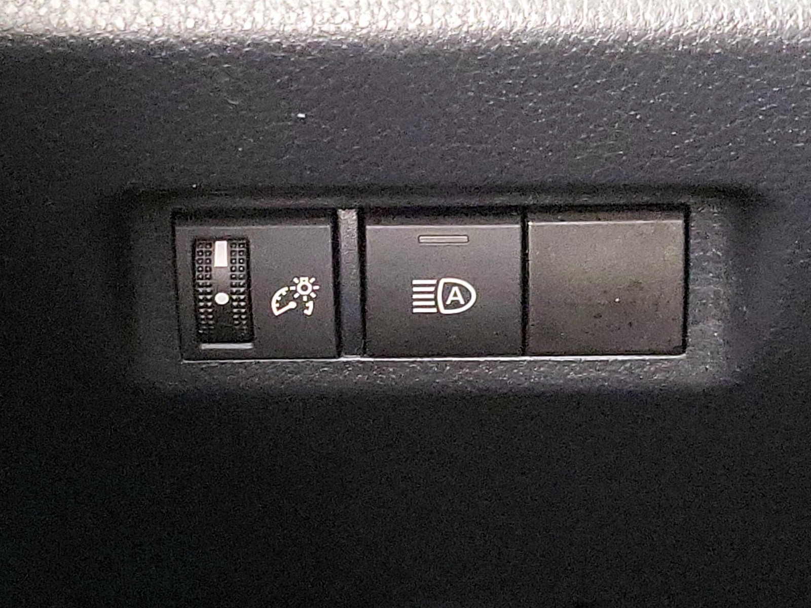 2020 Toyota RAV4 XLE - Photo 14