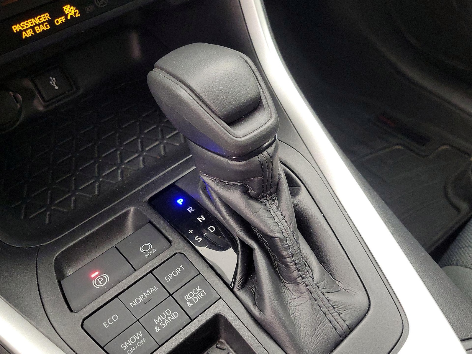 2020 Toyota RAV4 XLE - Photo 18