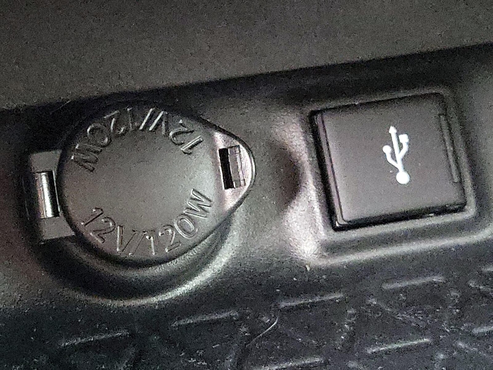 2020 Toyota RAV4 XLE - Photo 19