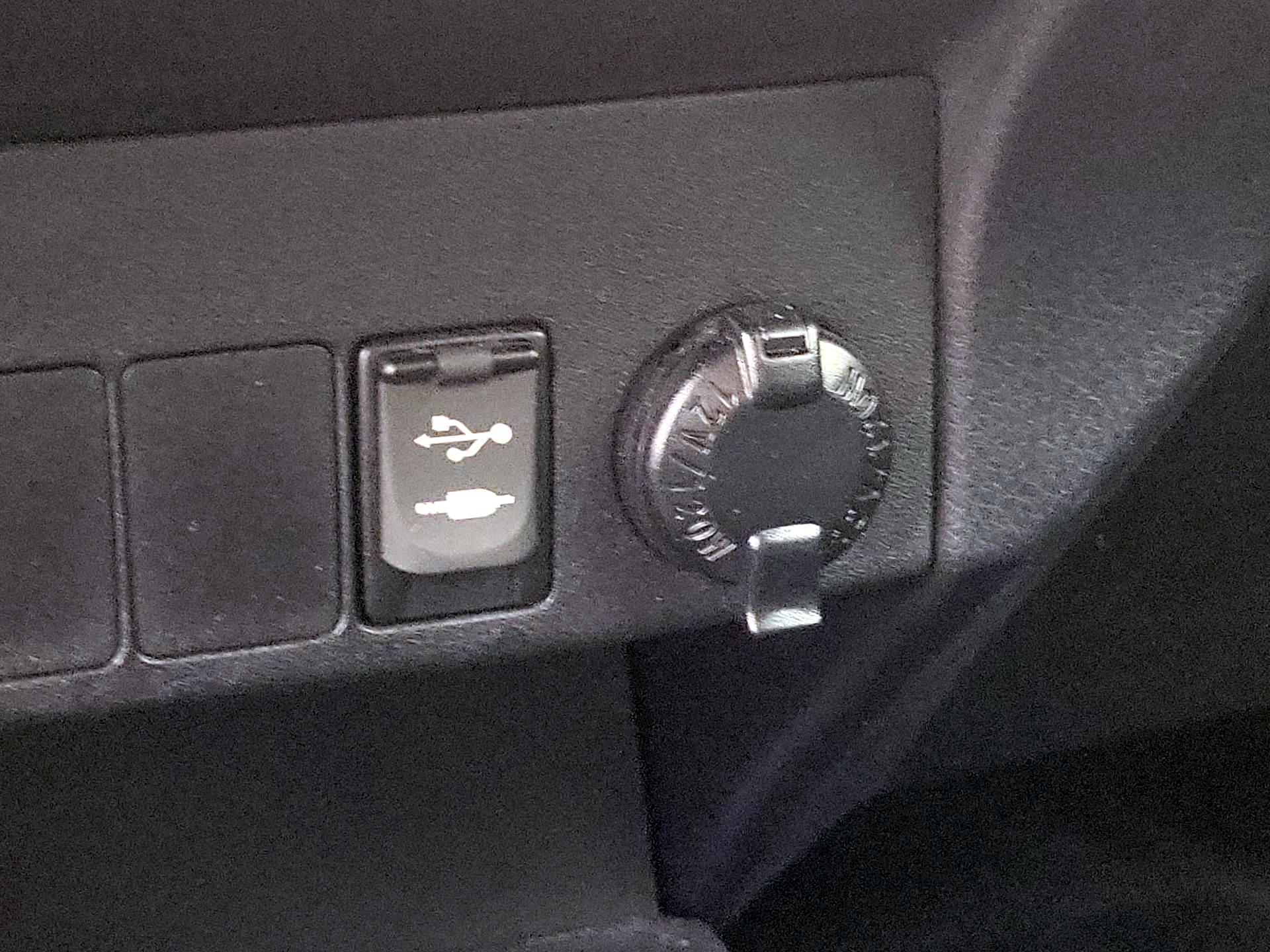 Thumbnail: 2015 Toyota RAV4 - 18