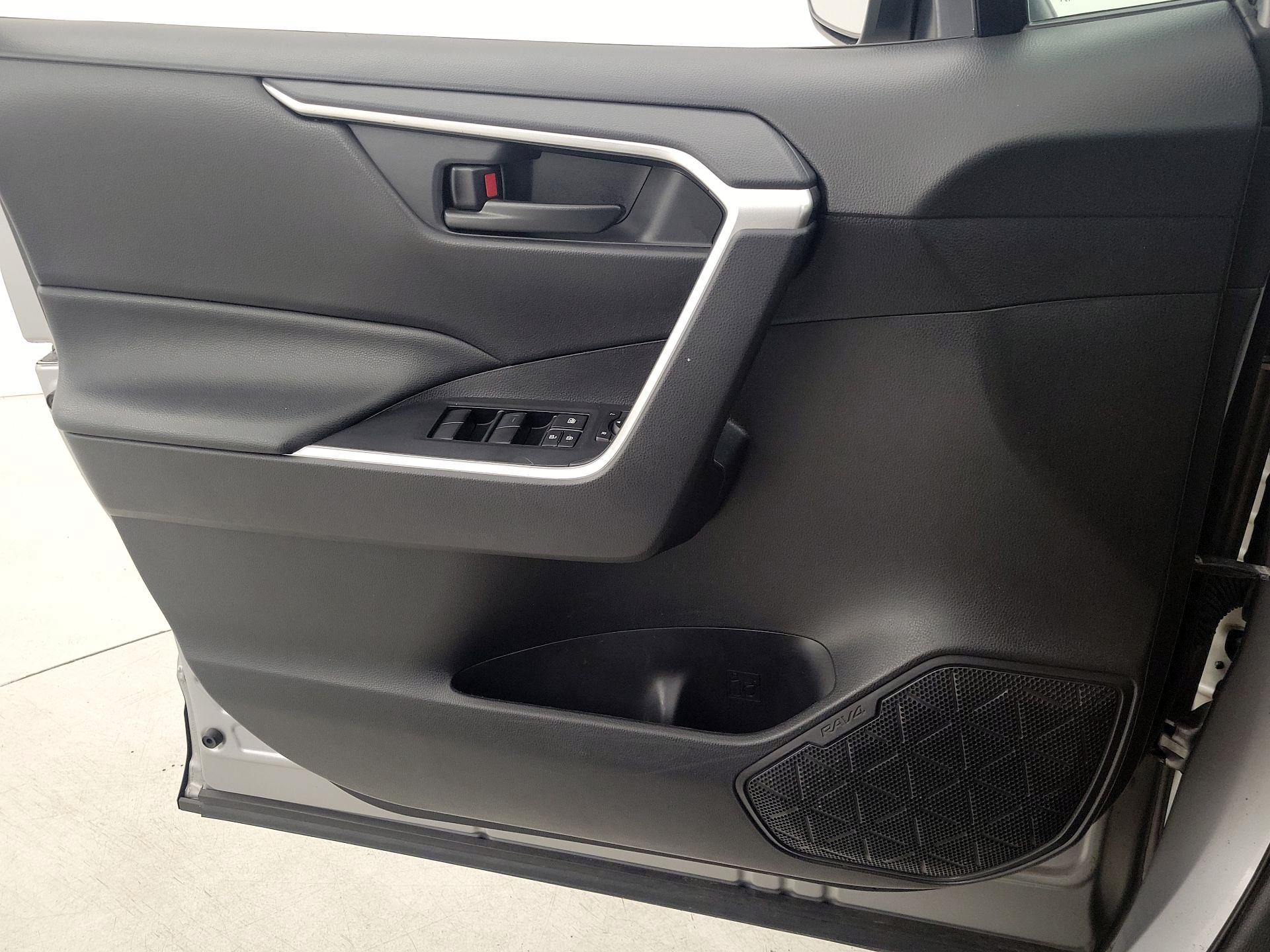 Thumbnail: 2020 Toyota RAV4 - 12