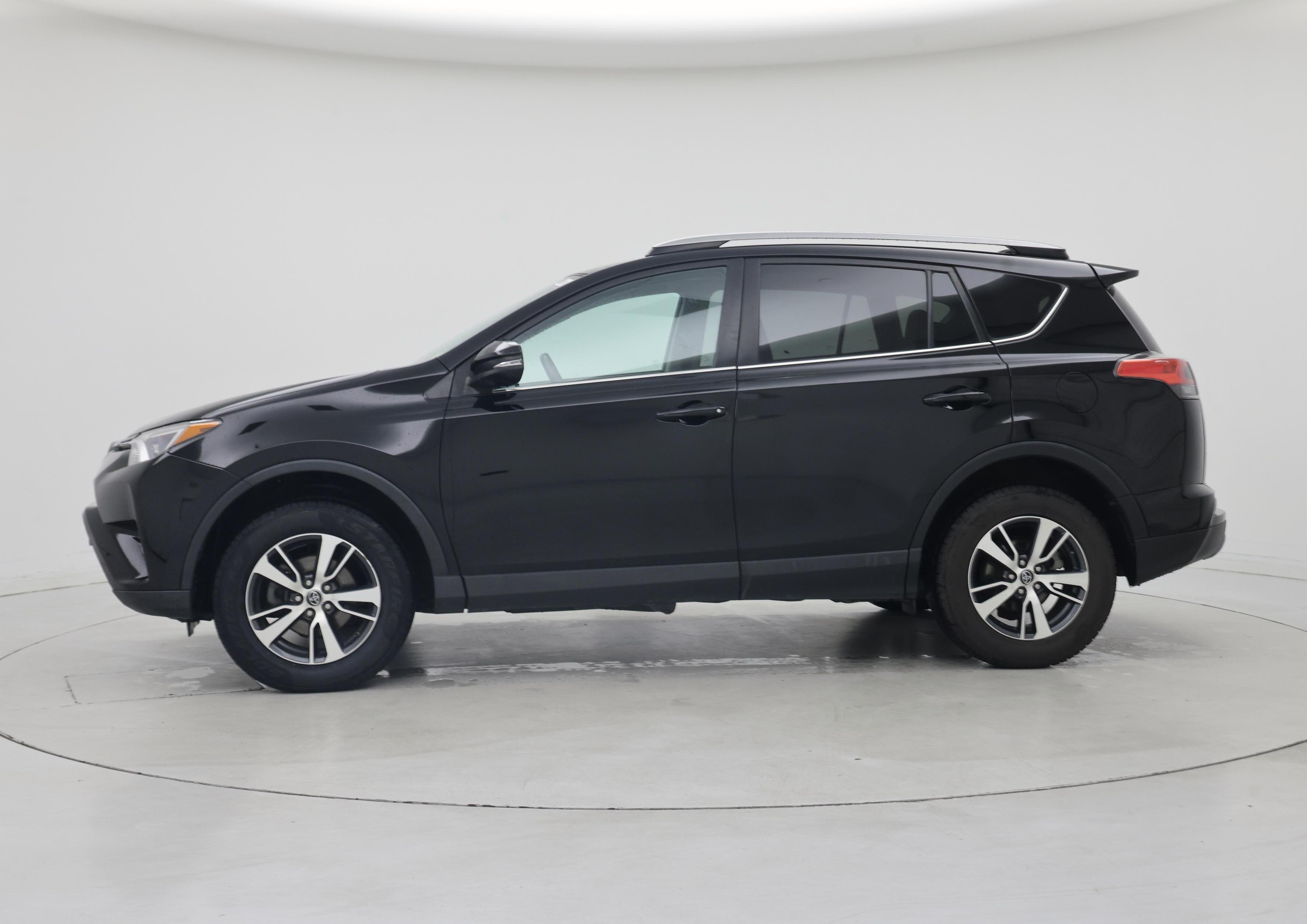 Thumbnail: 2018 Toyota RAV4 - 3
