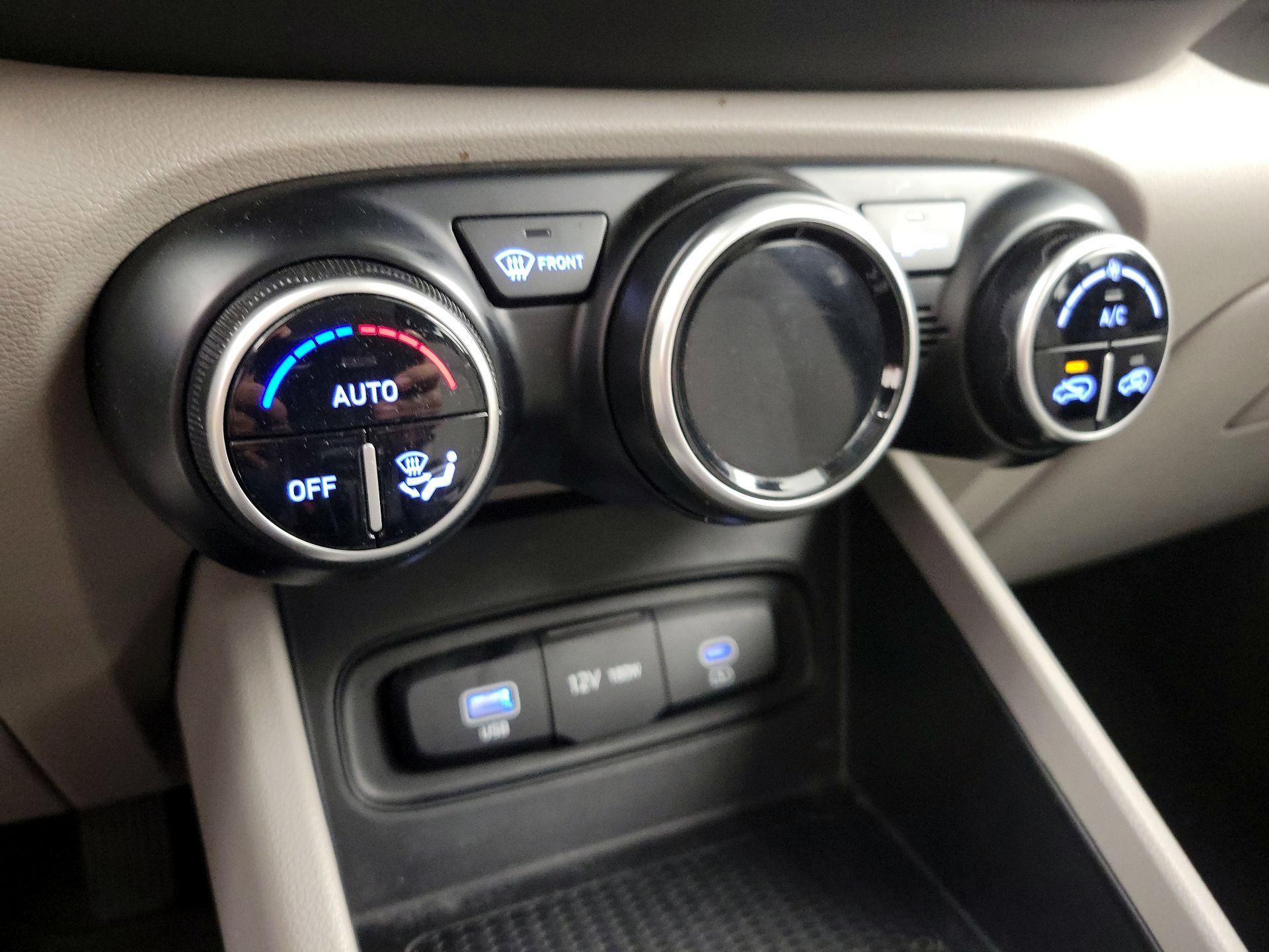 Thumbnail: 2023 Hyundai Venue - 16