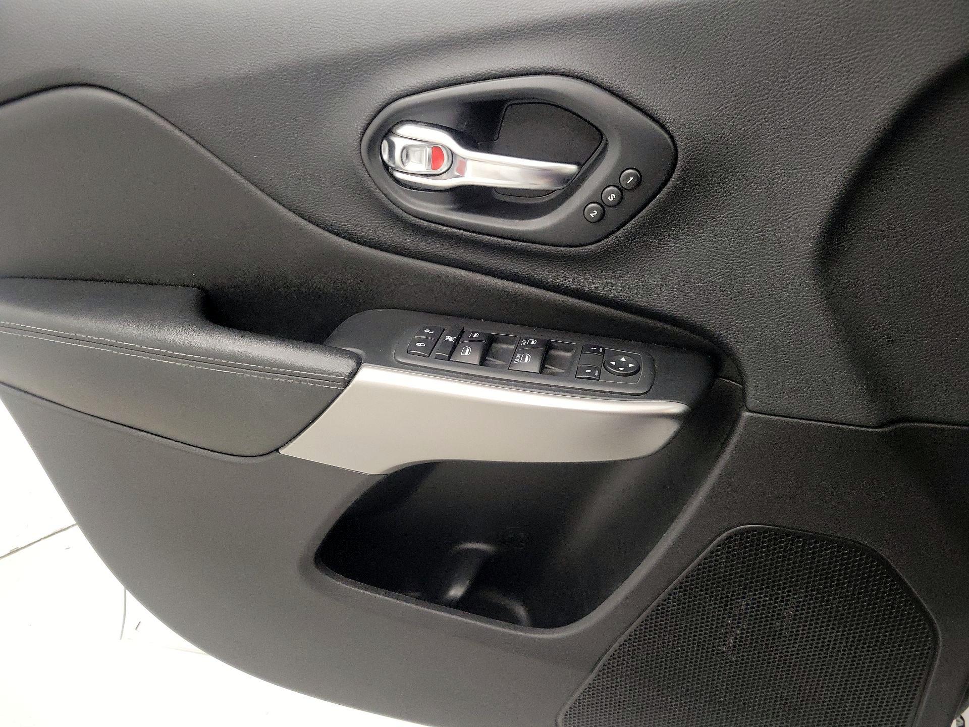 Thumbnail: 2020 Jeep Cherokee - 12