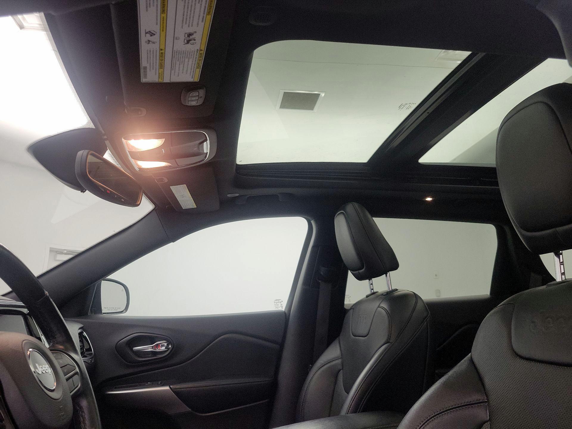 Thumbnail: 2020 Jeep Cherokee - 20