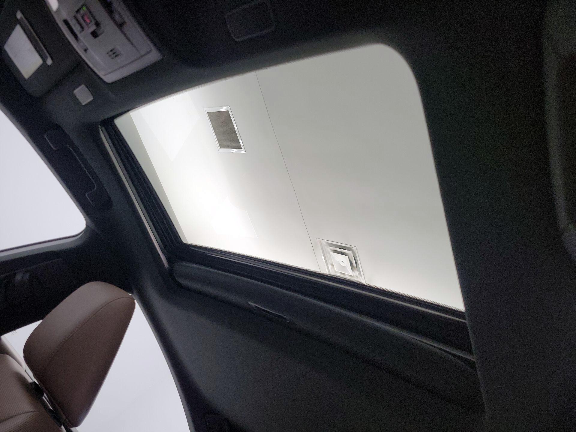 Thumbnail: 2022 Lexus ES - 19