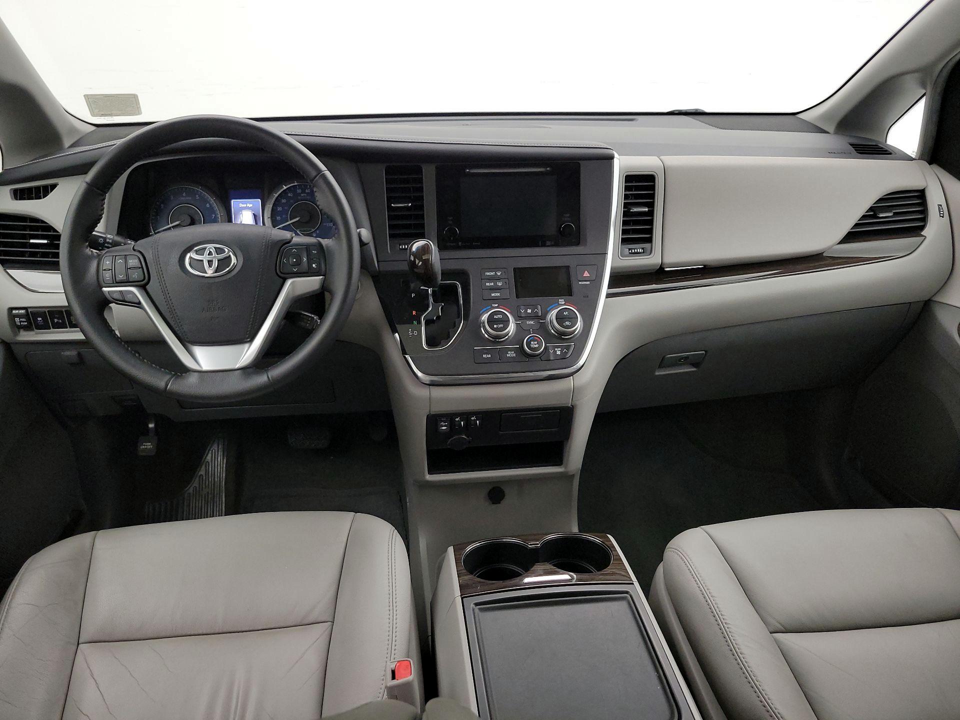 Thumbnail: 2016 Toyota Sienna - 9