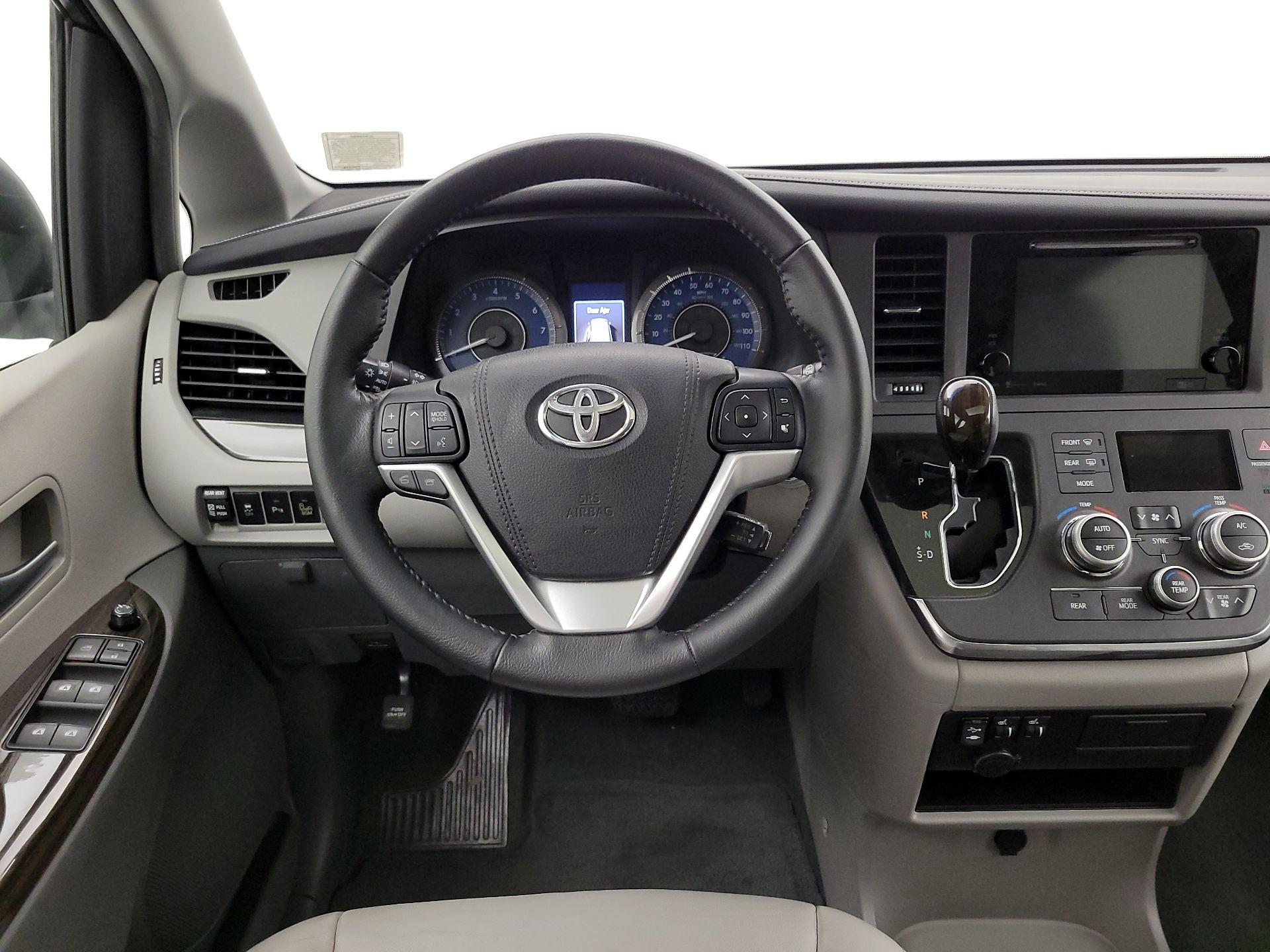 Thumbnail: 2016 Toyota Sienna - 10