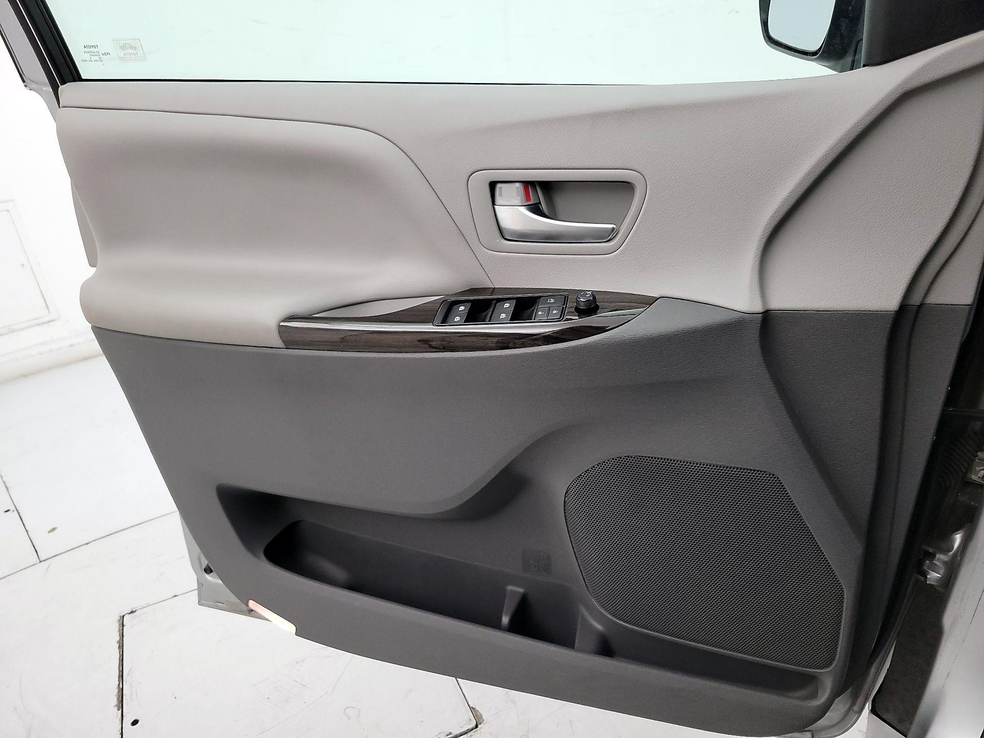 Thumbnail: 2016 Toyota Sienna - 12