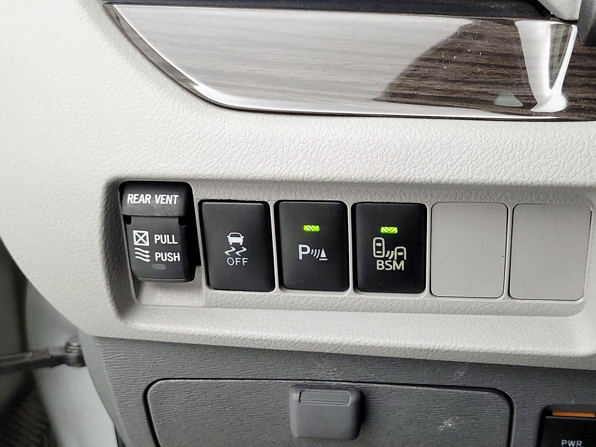 Thumbnail: 2016 Toyota Sienna - 13