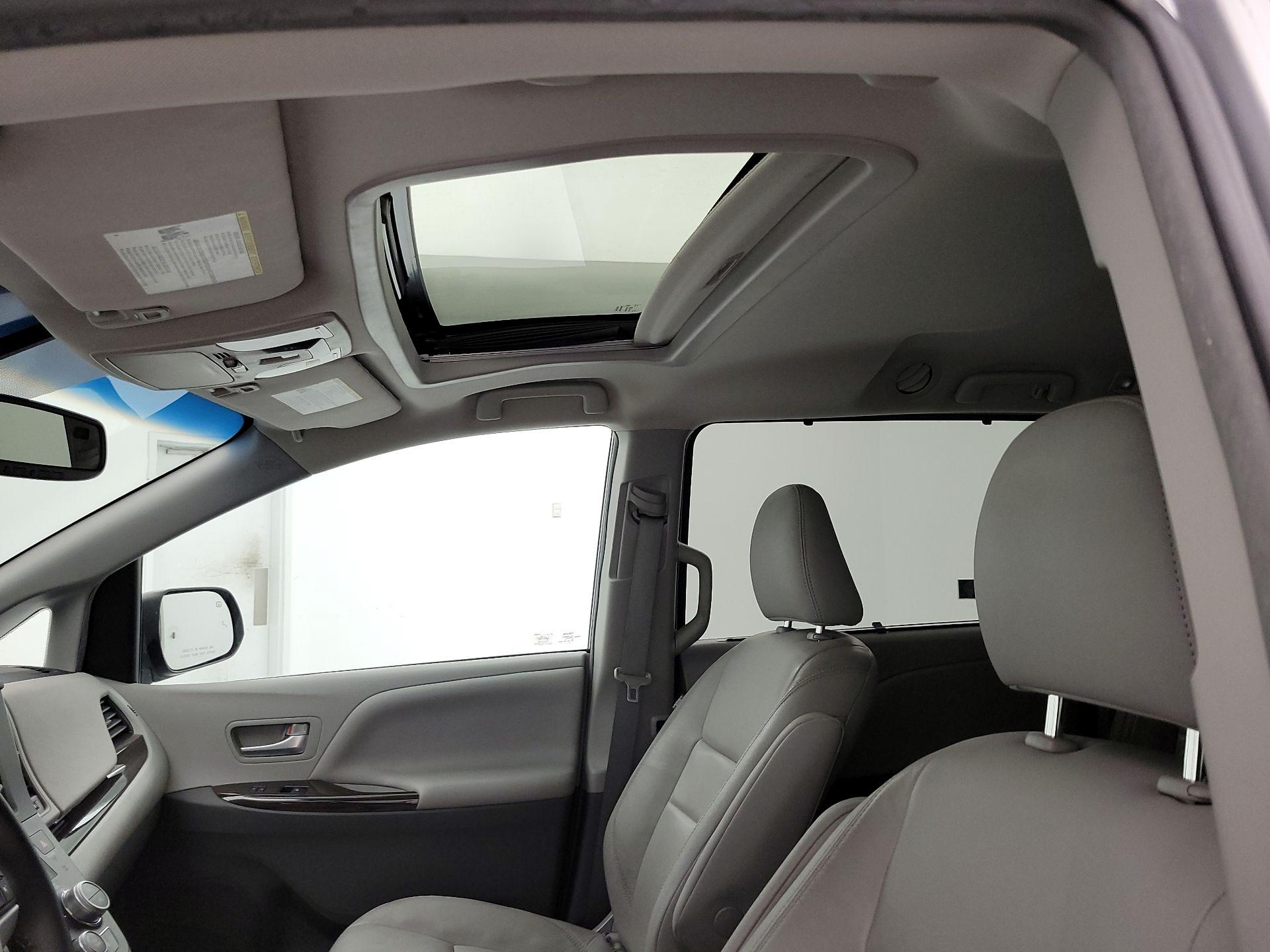 Thumbnail: 2016 Toyota Sienna - 18