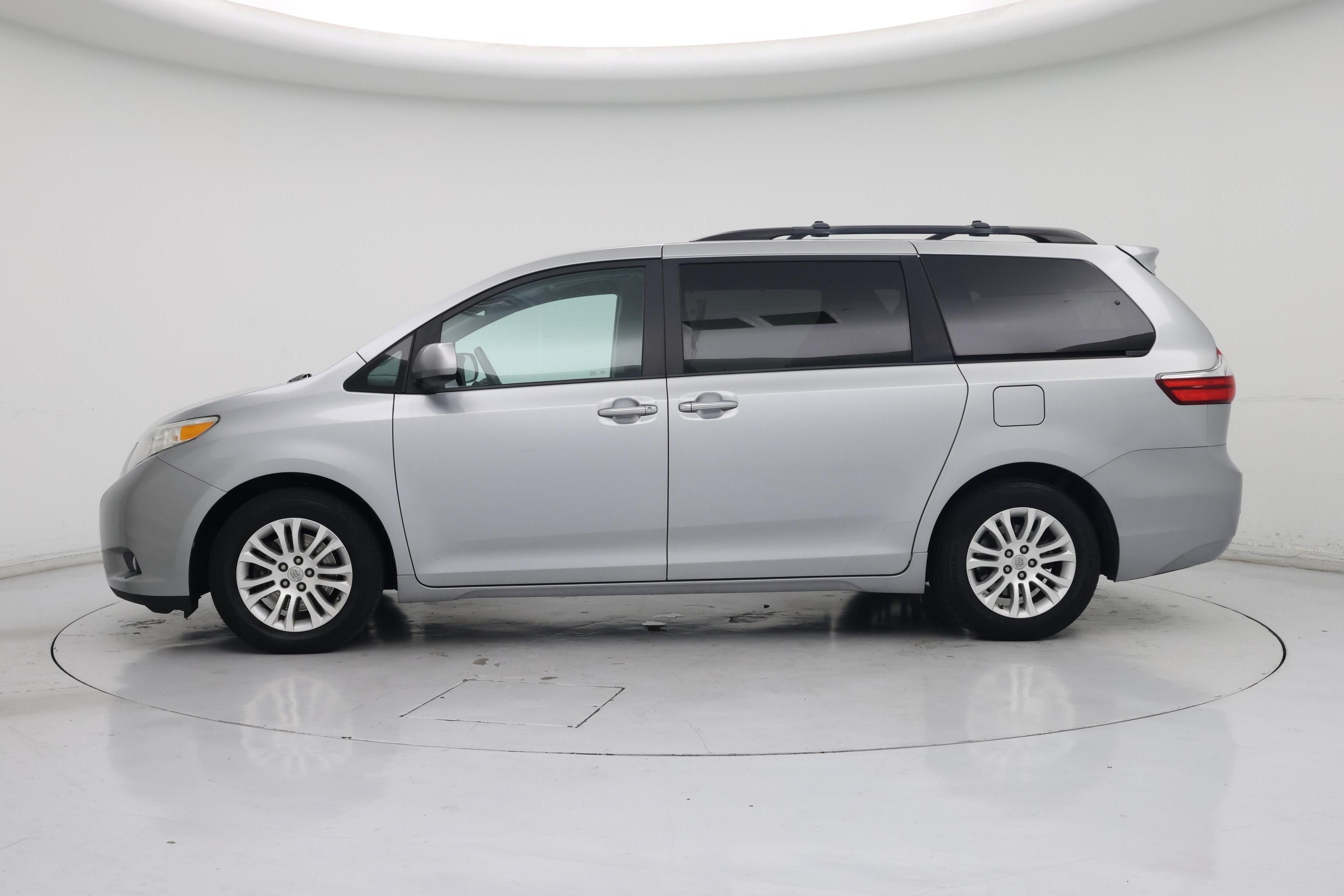 Thumbnail: 2016 Toyota Sienna - 3