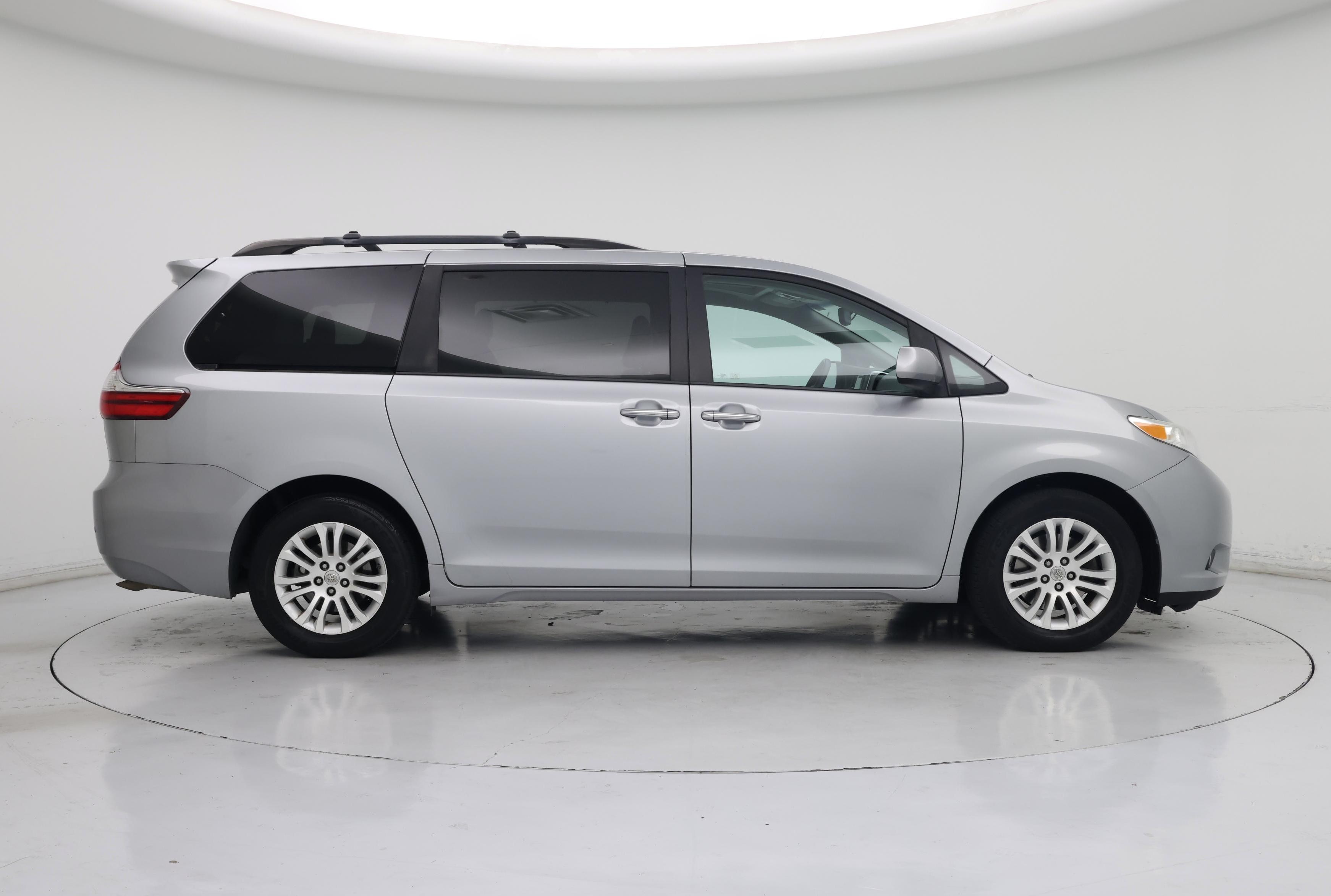Thumbnail: 2016 Toyota Sienna - 7