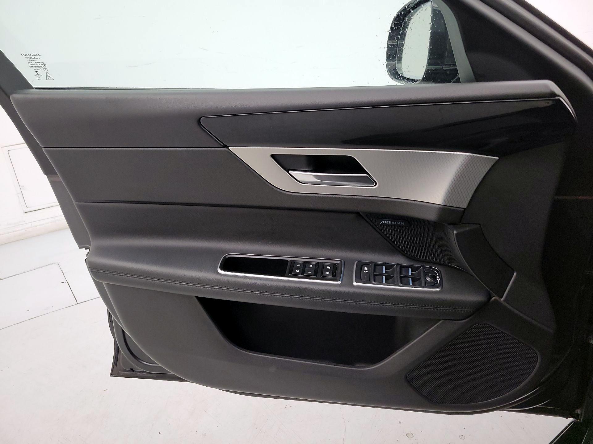Thumbnail: 2016 Jaguar XF - 12