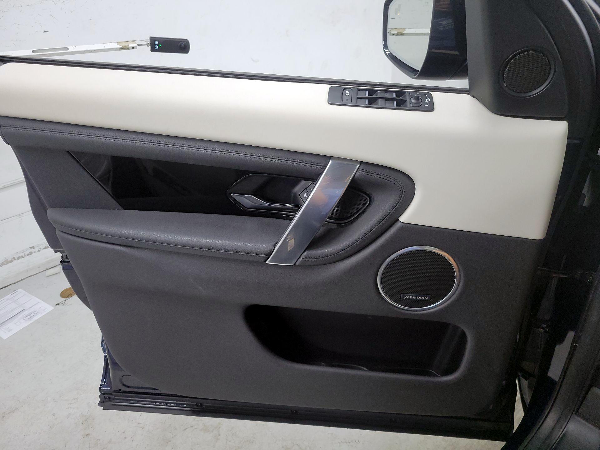 Thumbnail: 2020 Land Rover Discovery Sport - 12