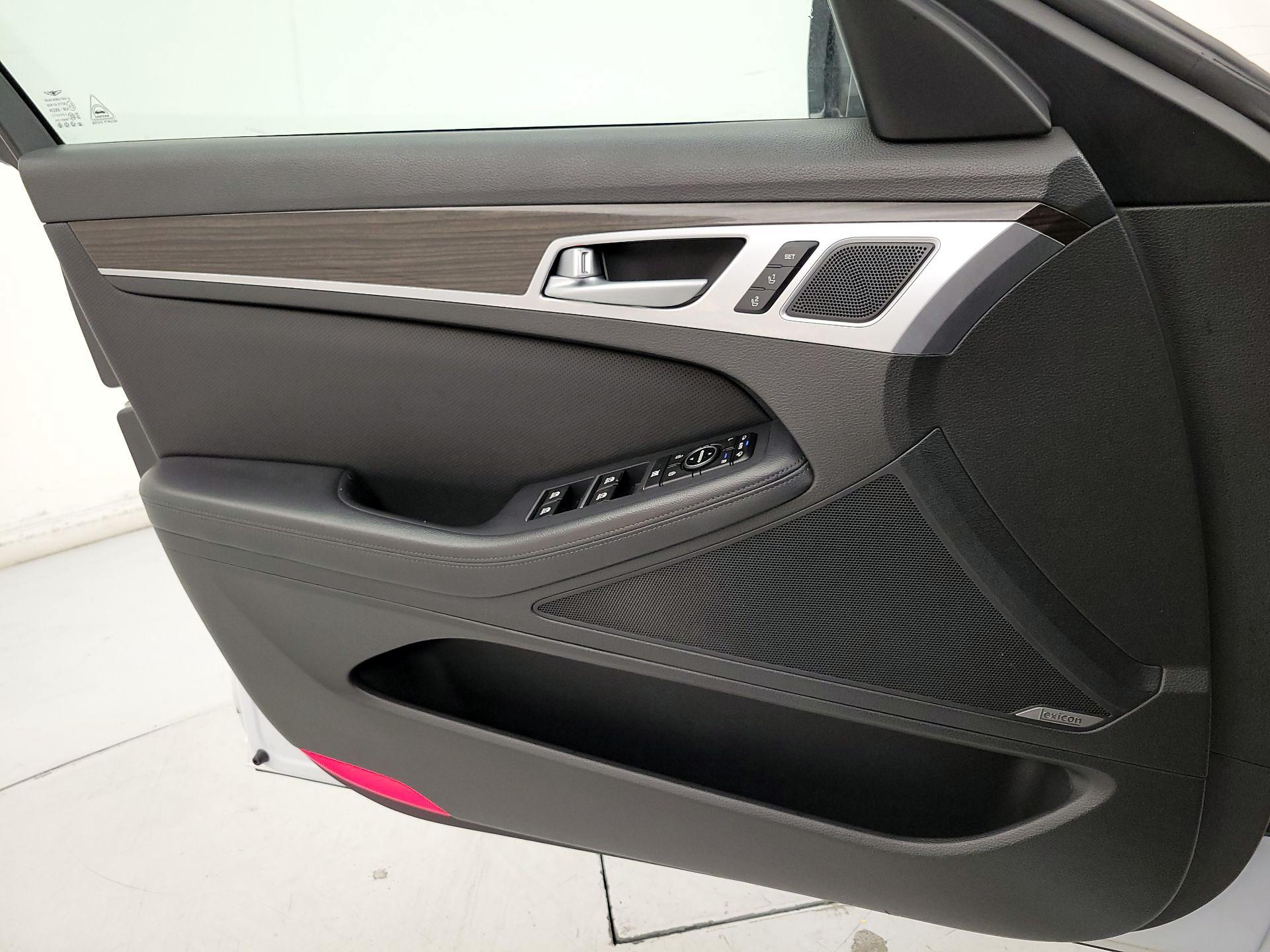 Thumbnail: 2017 Genesis G80 - 12