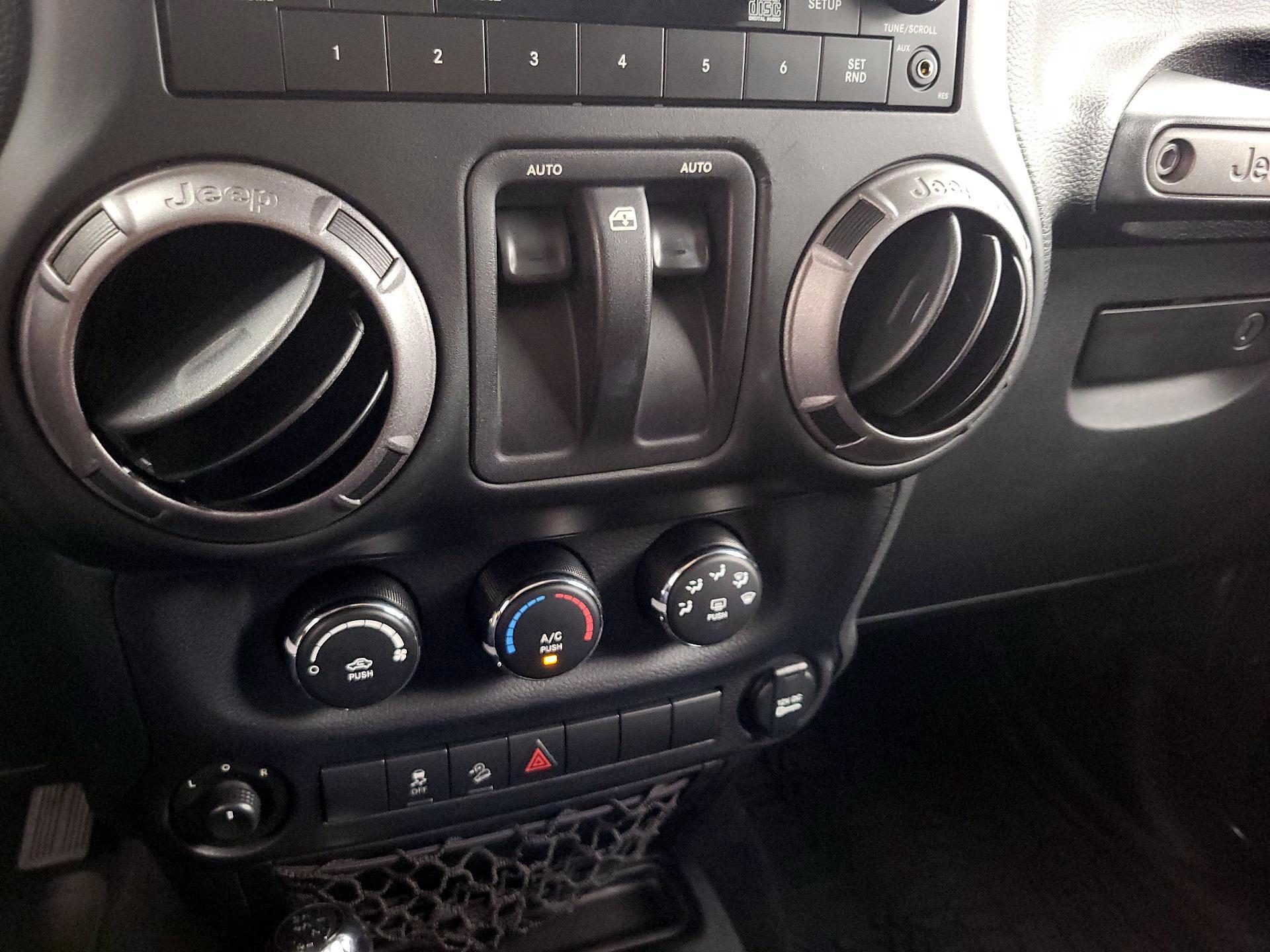 Thumbnail: 2017 Jeep Wrangler - 14