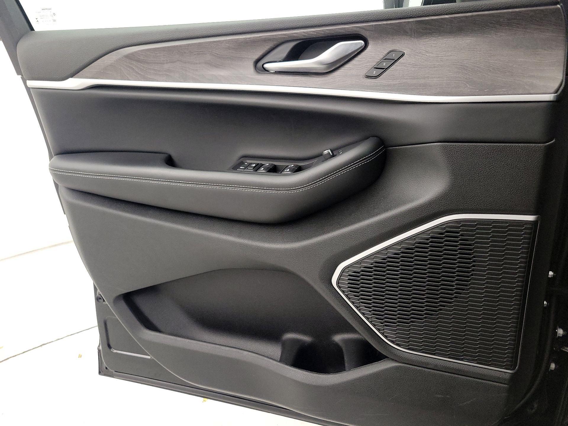 Thumbnail: 2022 Jeep Grand Cherokee - 12