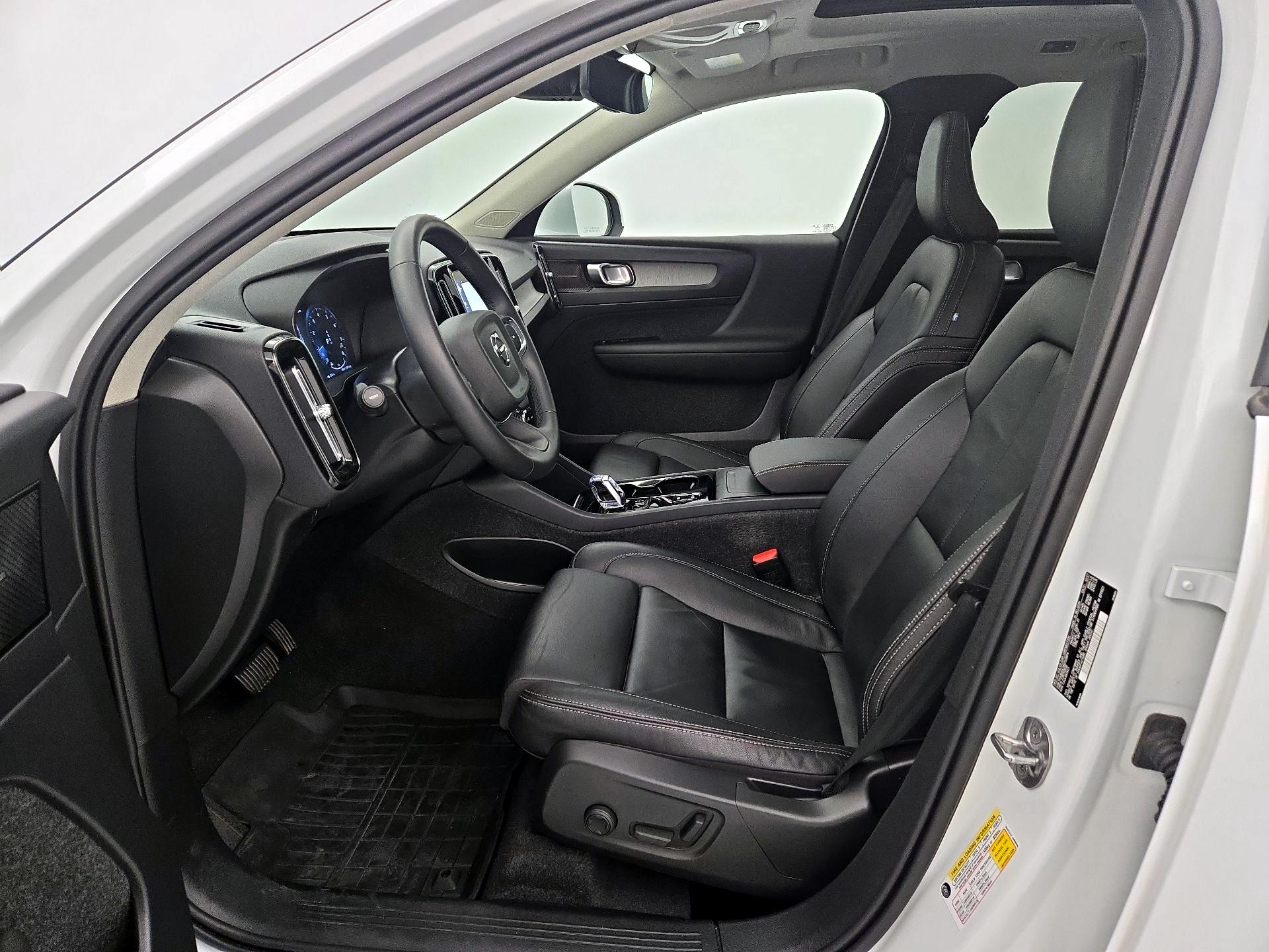 Thumbnail: 2022 Volvo XC40 - 11