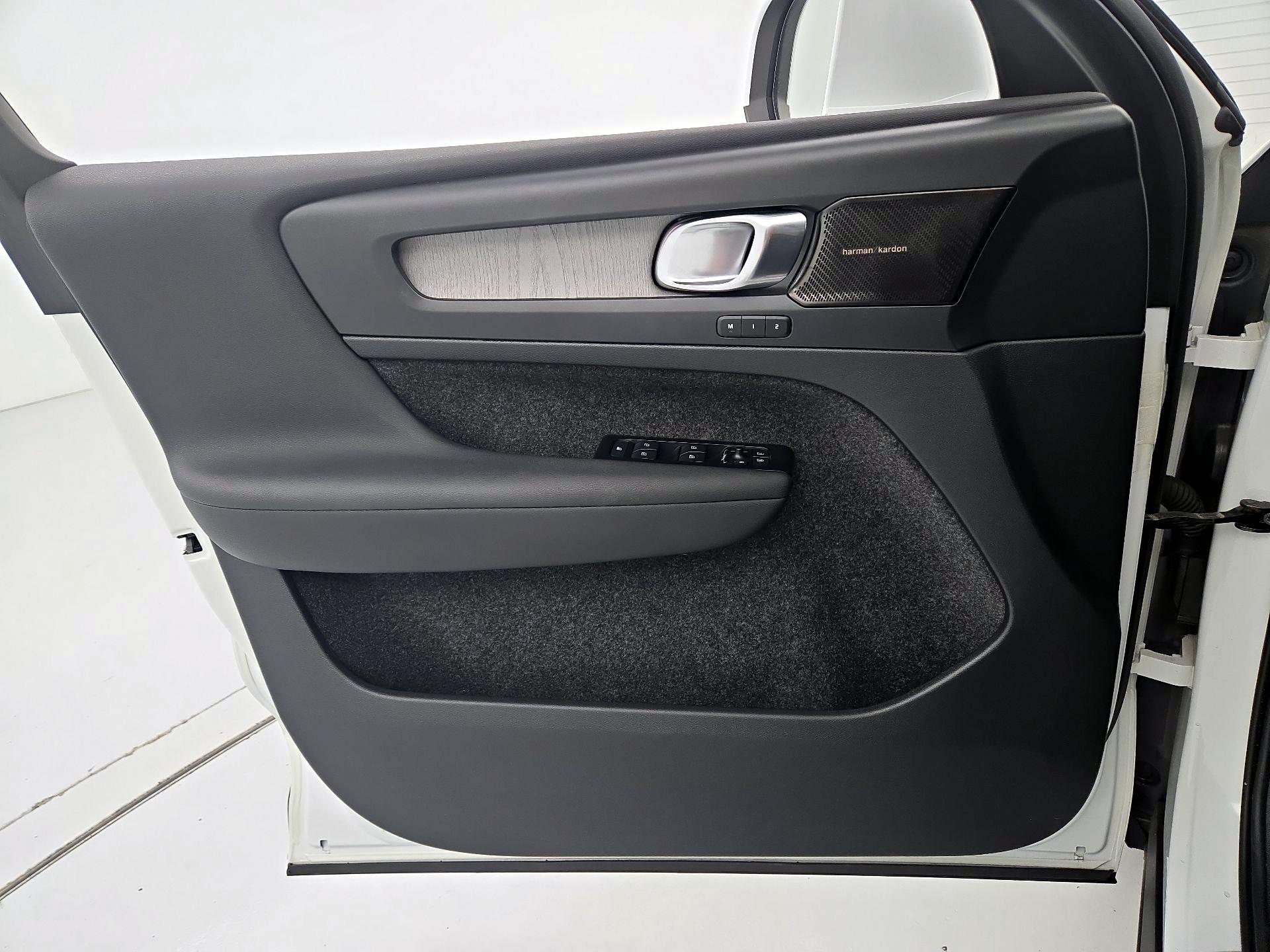 Thumbnail: 2022 Volvo XC40 - 12