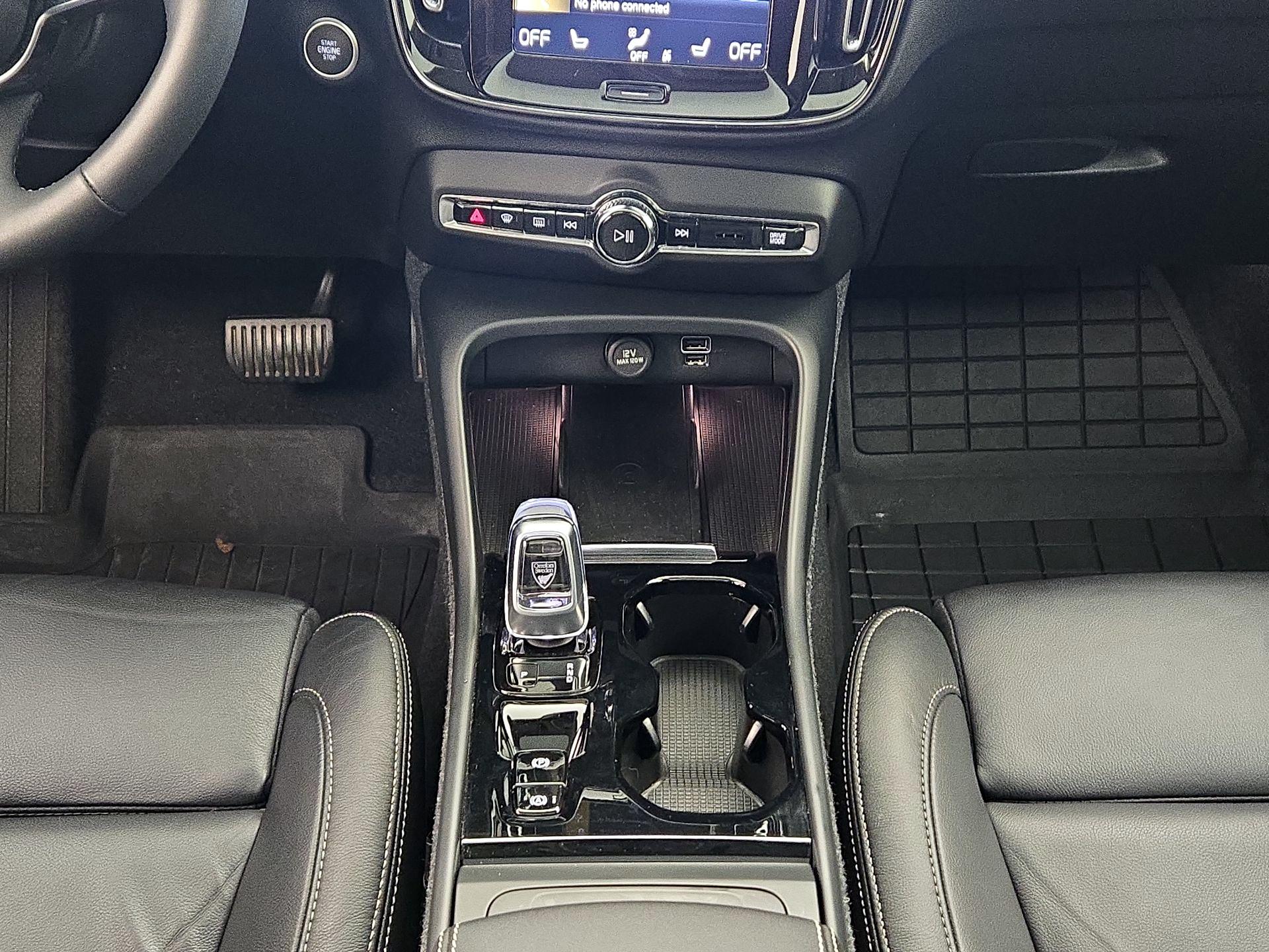 Thumbnail: 2022 Volvo XC40 - 17