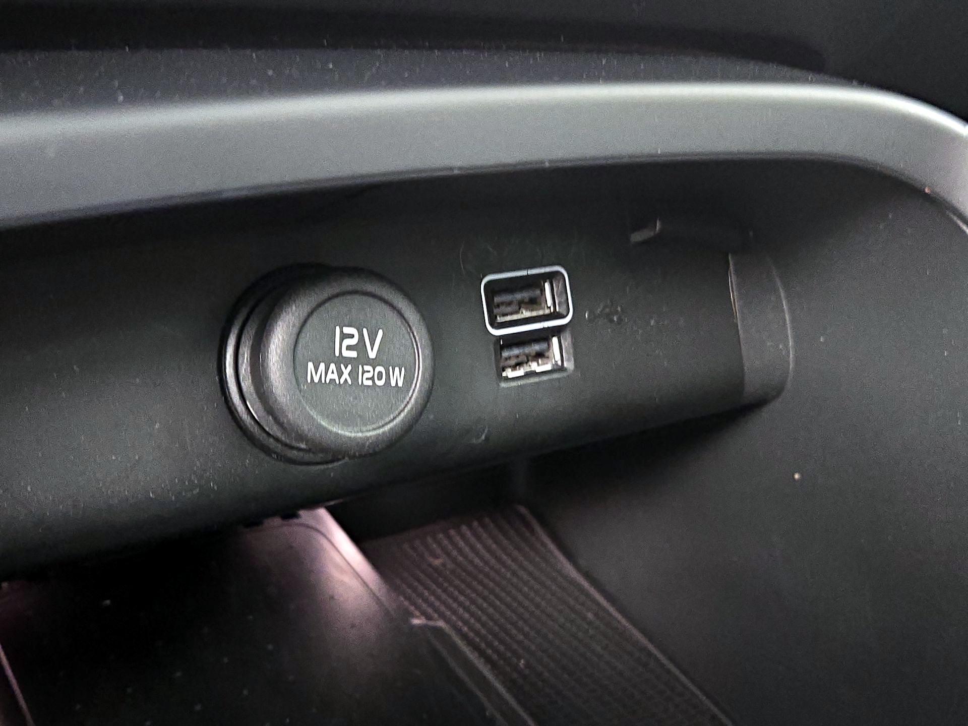 Thumbnail: 2022 Volvo XC40 - 18