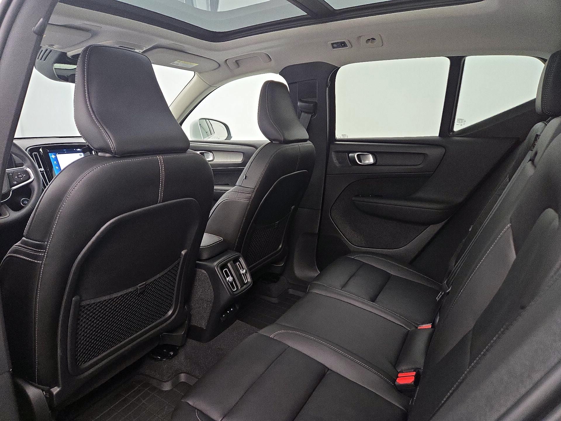 Thumbnail: 2022 Volvo XC40 - 20