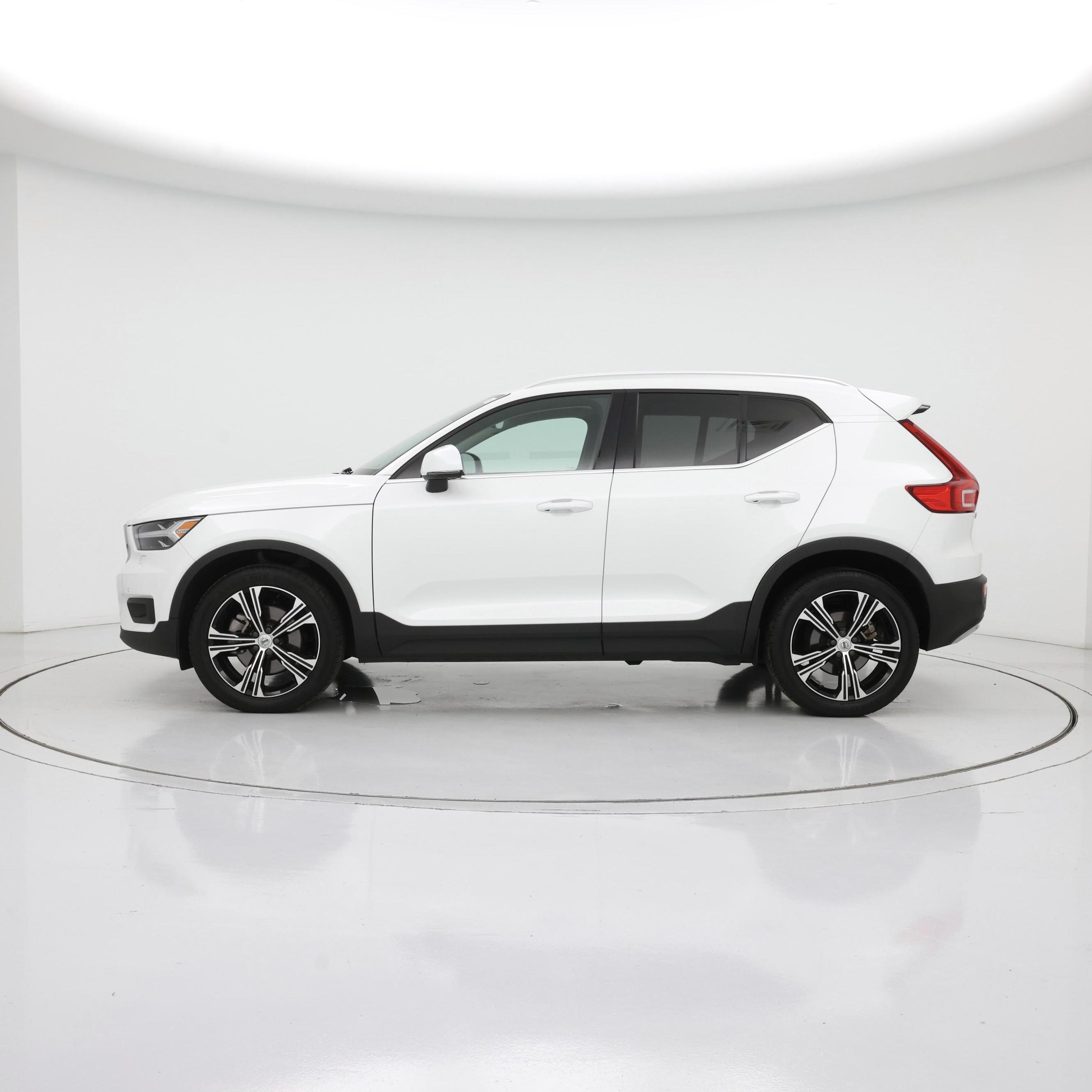 Thumbnail: 2022 Volvo XC40 - 3