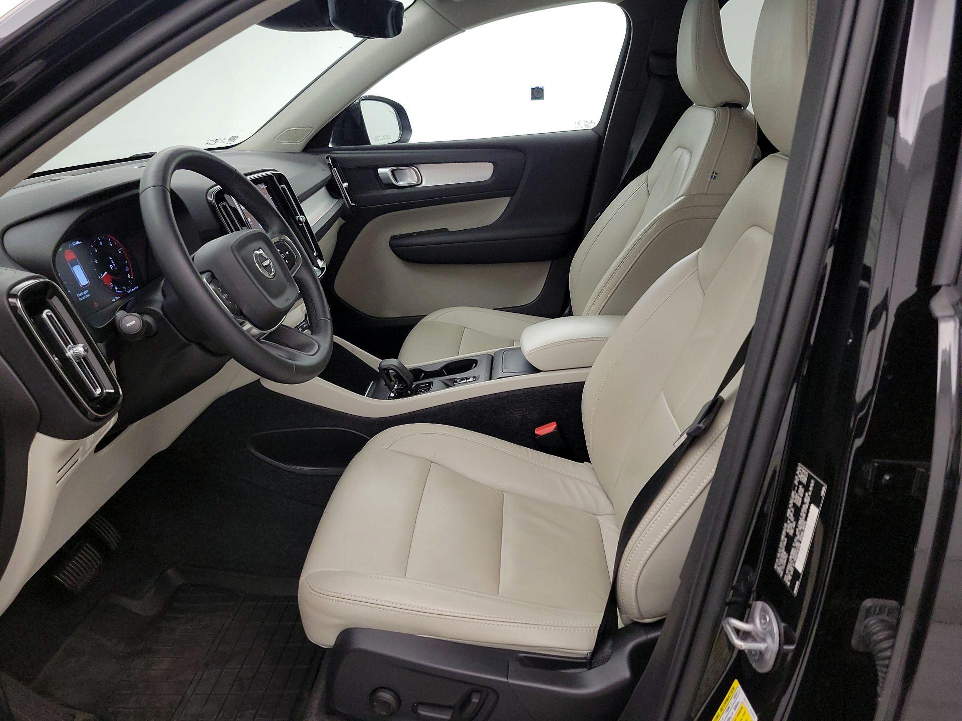 Thumbnail: 2022 Volvo XC40 - 11