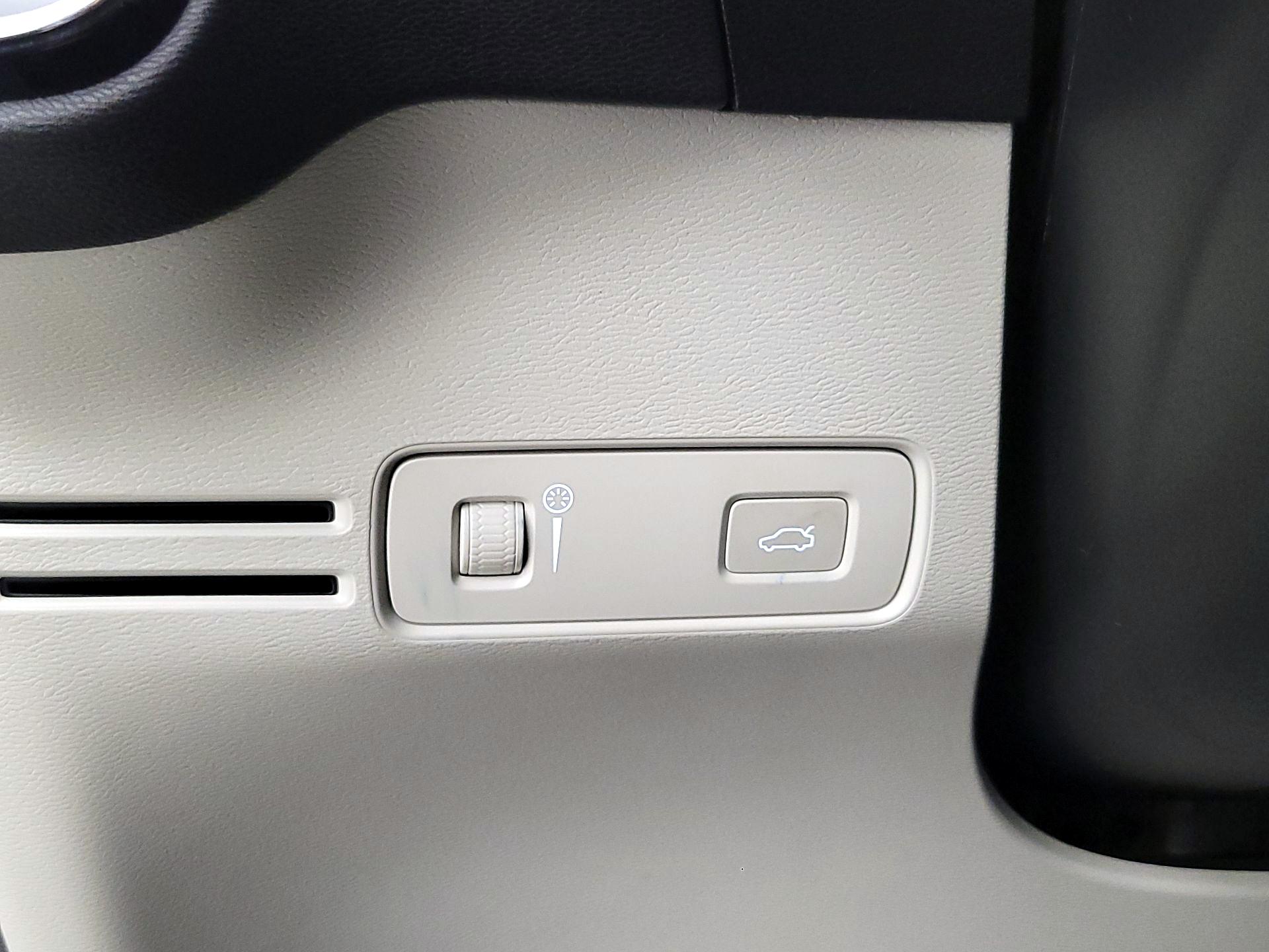 Thumbnail: 2022 Volvo XC40 - 13