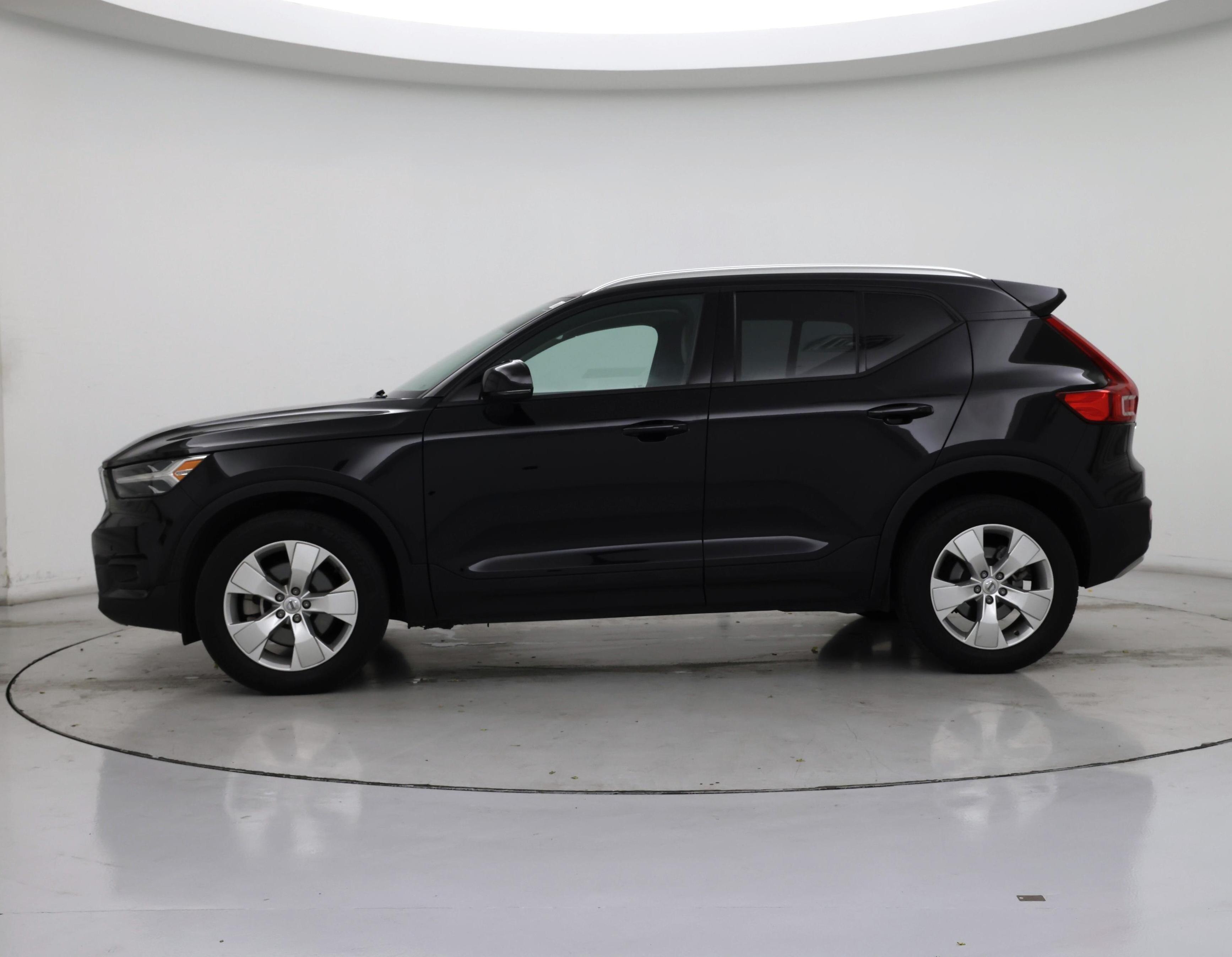 Thumbnail: 2022 Volvo XC40 - 3