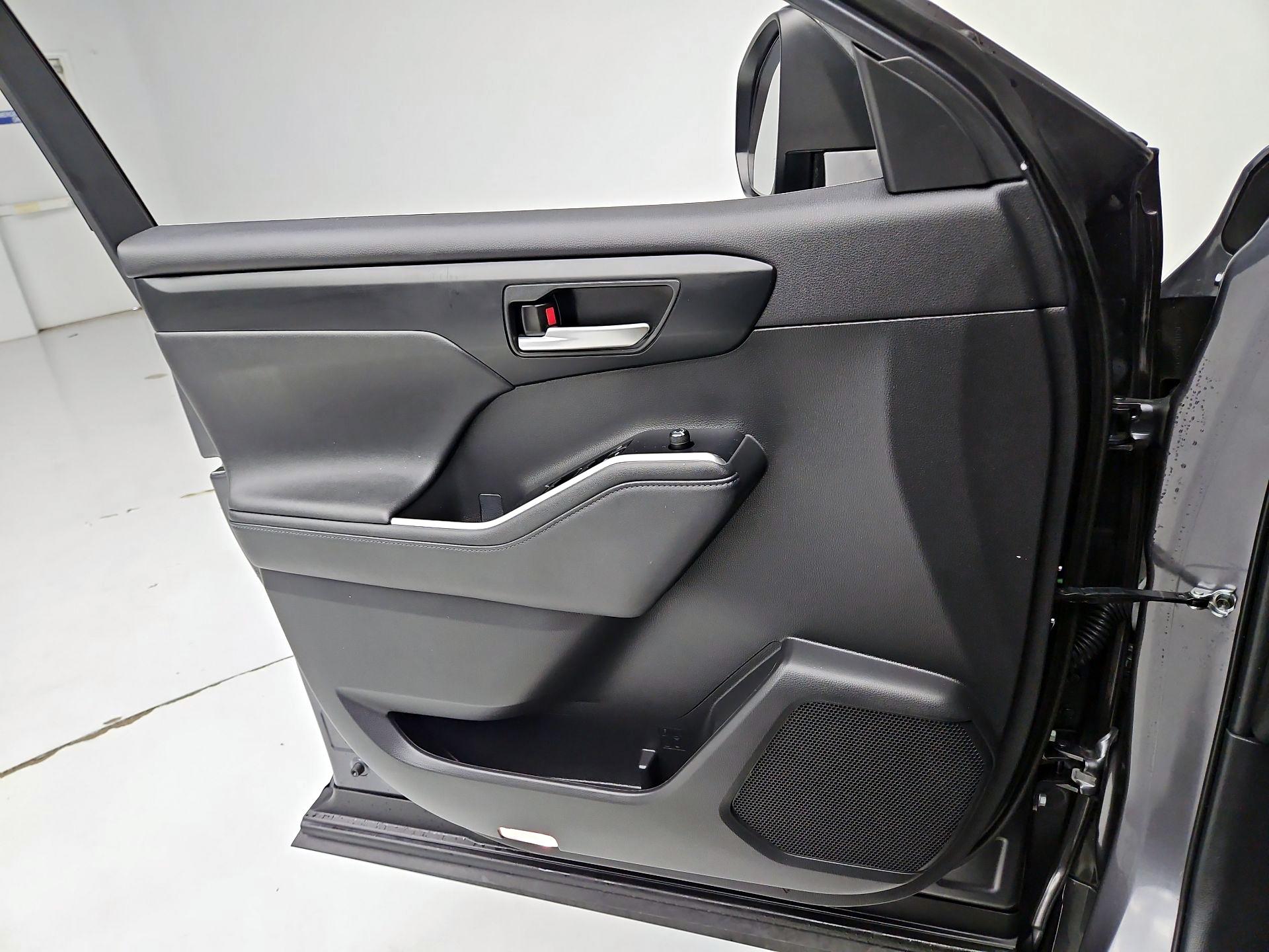 Thumbnail: 2023 Toyota Highlander - 12