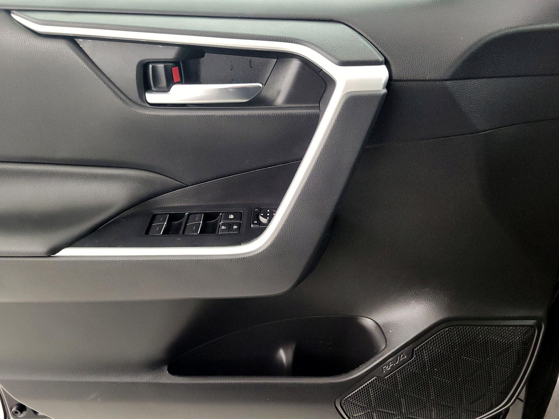 Thumbnail: 2022 Toyota RAV4 - 12