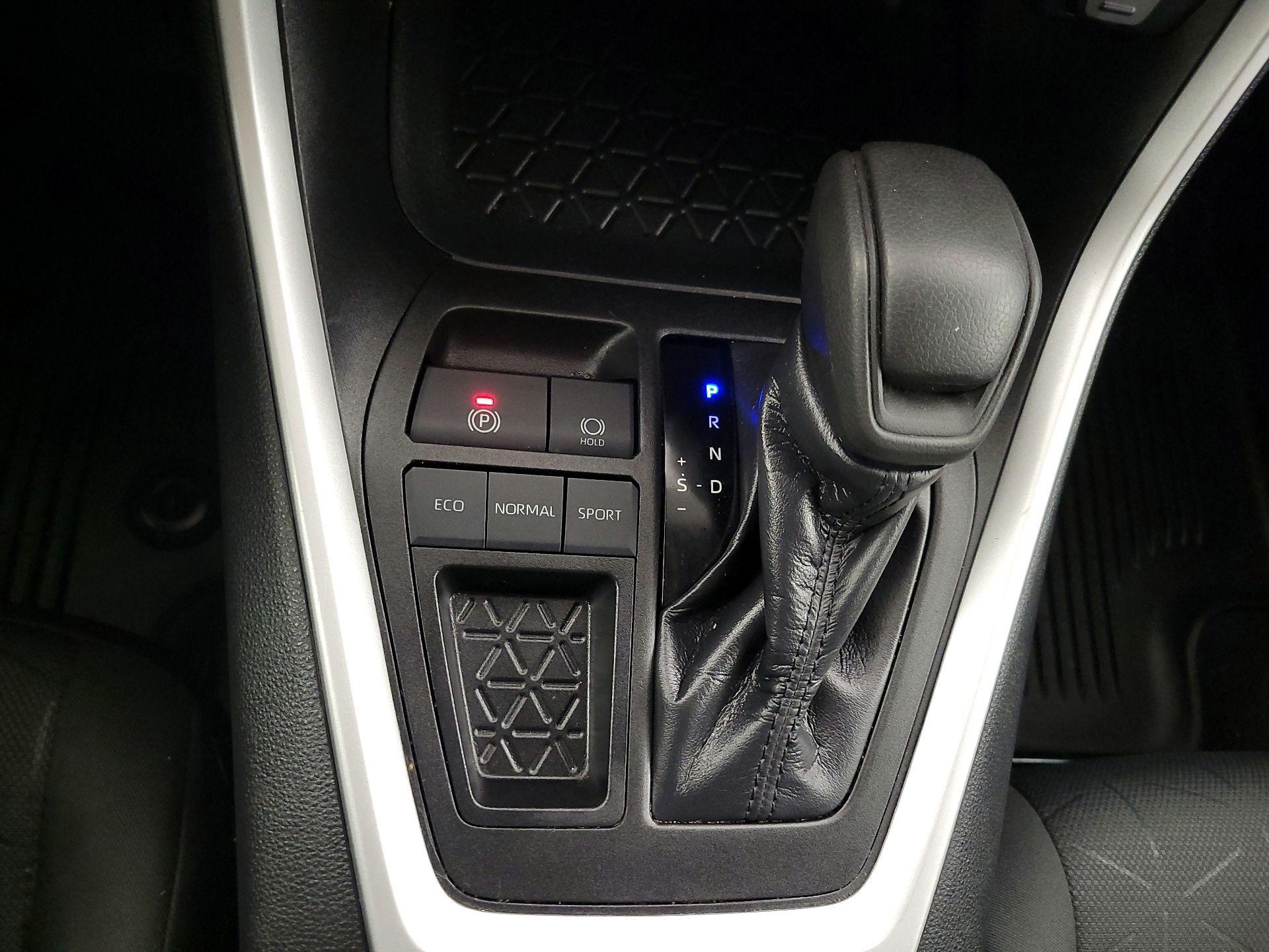 Thumbnail: 2022 Toyota RAV4 - 17