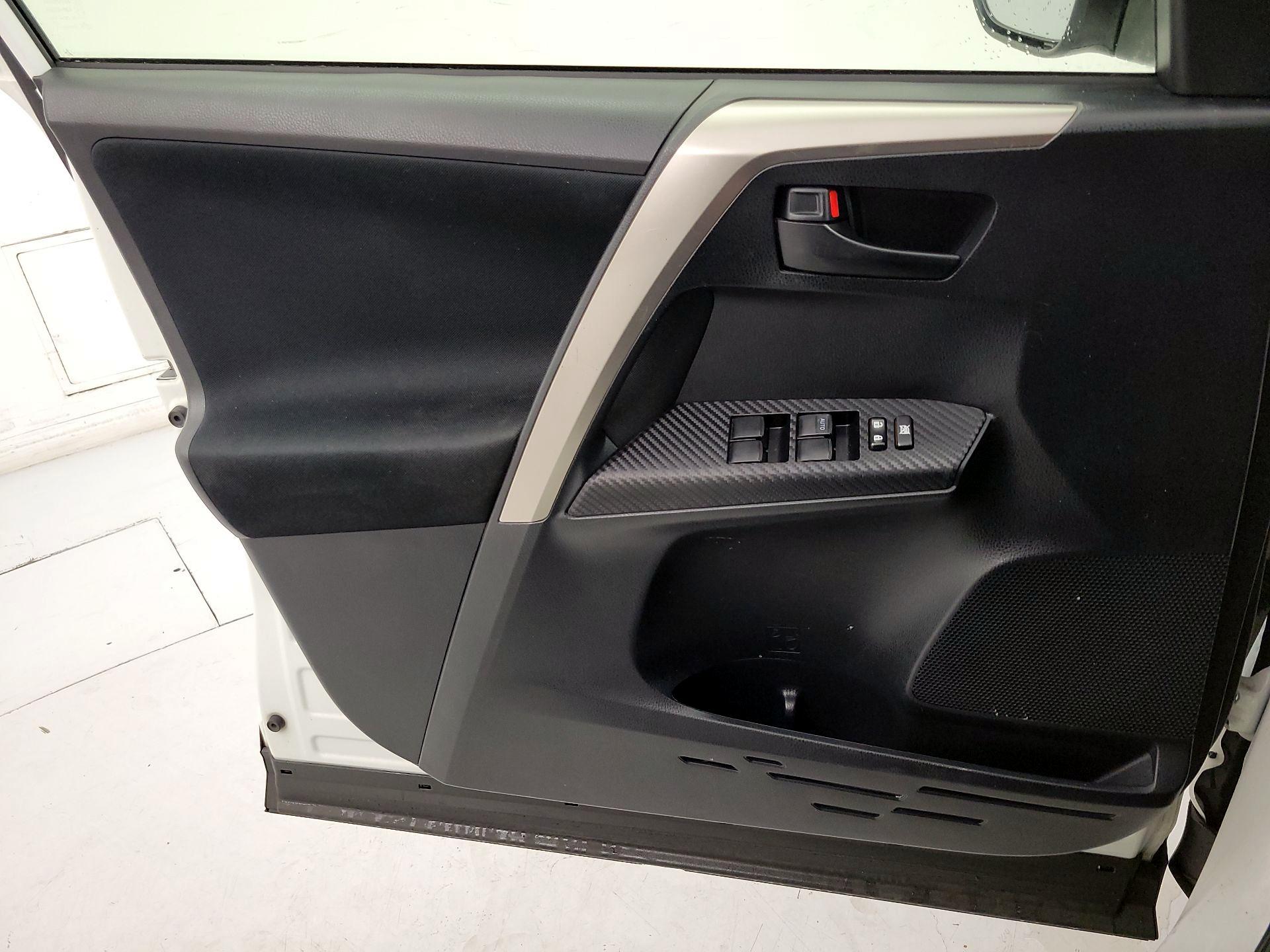 Thumbnail: 2015 Toyota RAV4 - 12