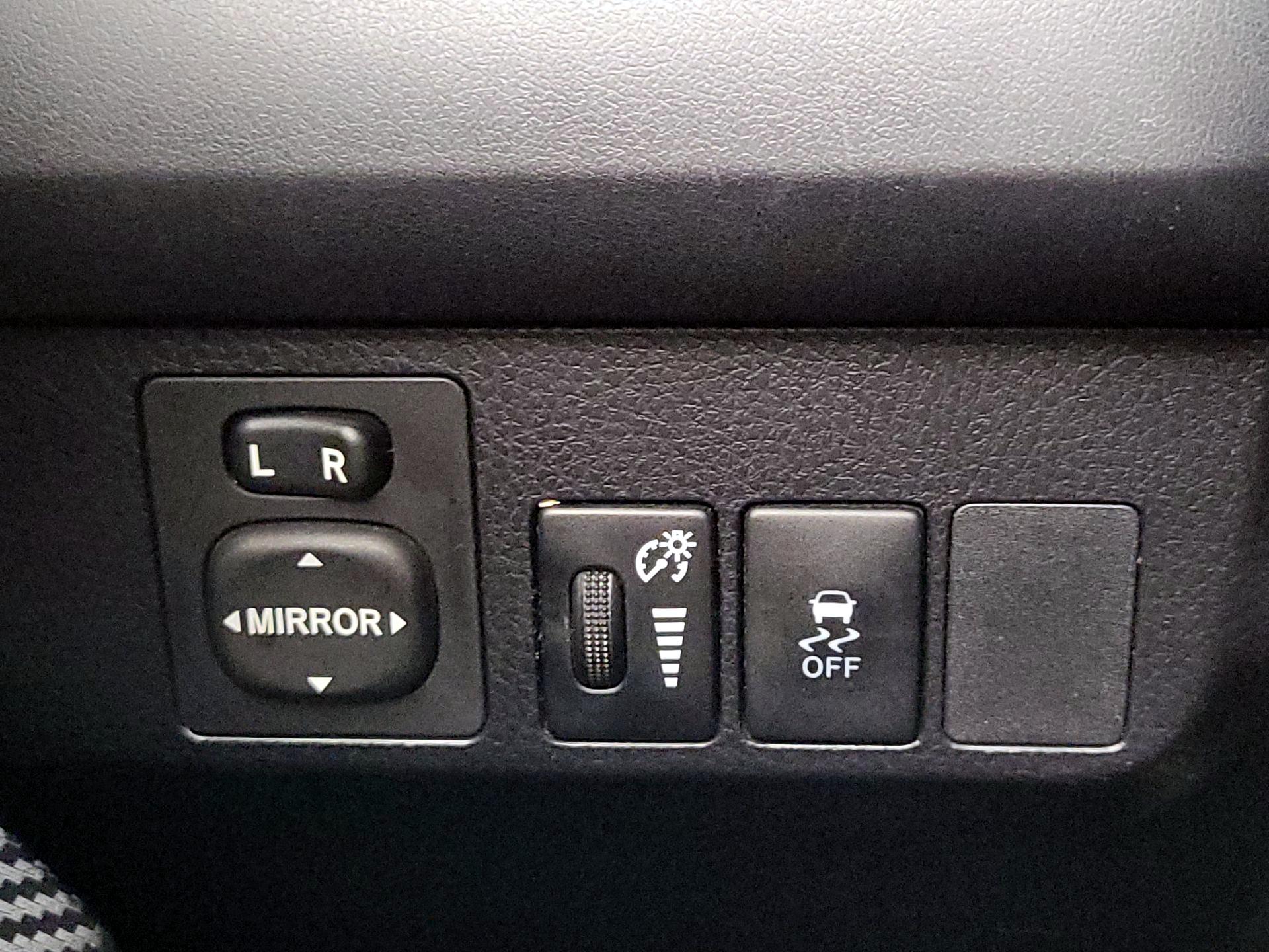 Thumbnail: 2015 Toyota RAV4 - 13